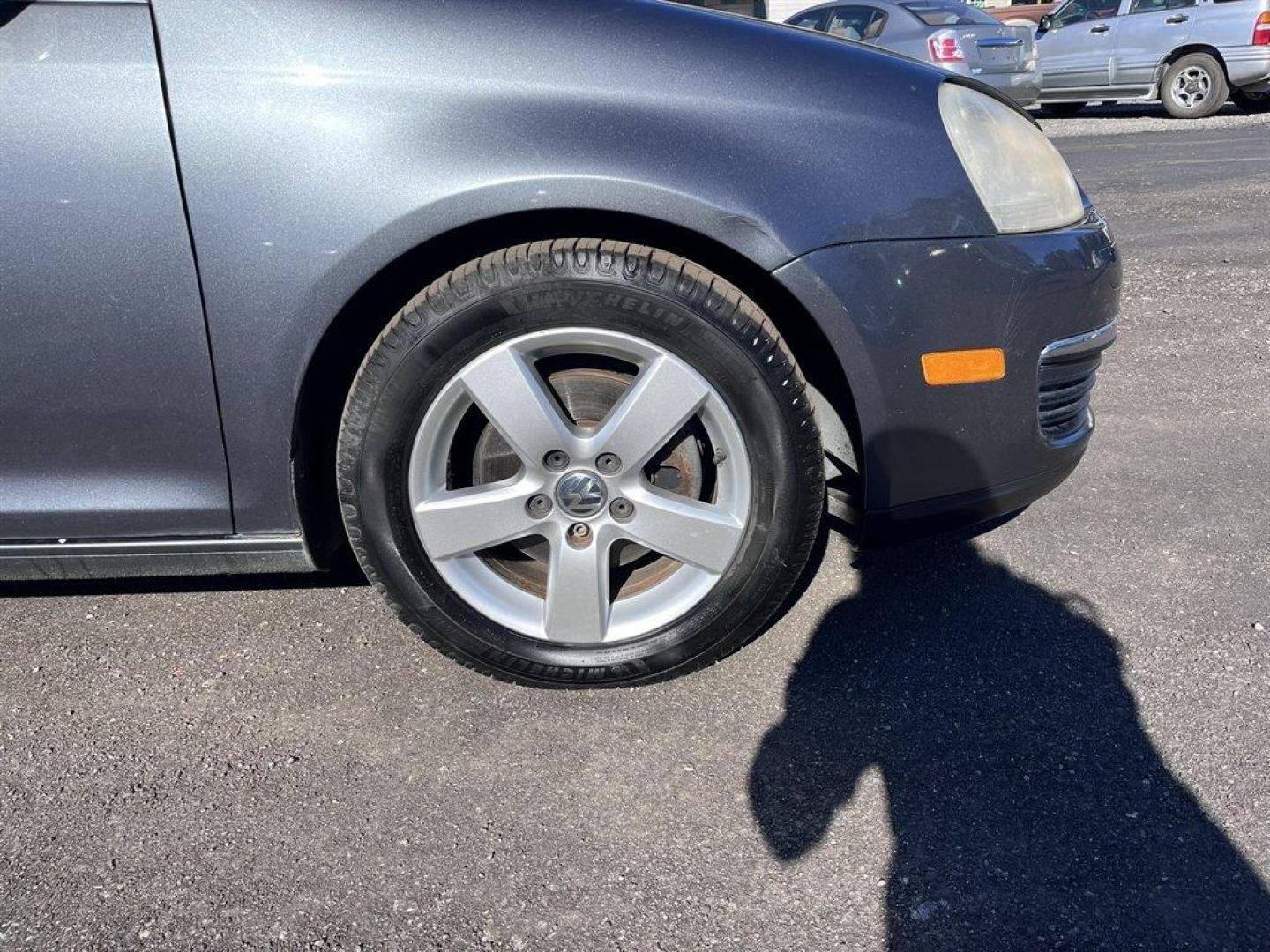 2008 Grey /Black Volkswagen Jetta (3VWRZ71K68M) with an 2.5l I-5 MPI 2.5l engine, Automatic transmission, located at 745 East Steele Rd., West Columbia, SC, 29170, (803) 755-9148, 33.927212, -81.148483 - Special Internet Price! 2008 Volkswagen Jetta with AM/FM radio, Cruise control, Manual air conditioning, Sunroof, Leather interior, Powered windows, Powered door locks, Plus more! - Photo#28