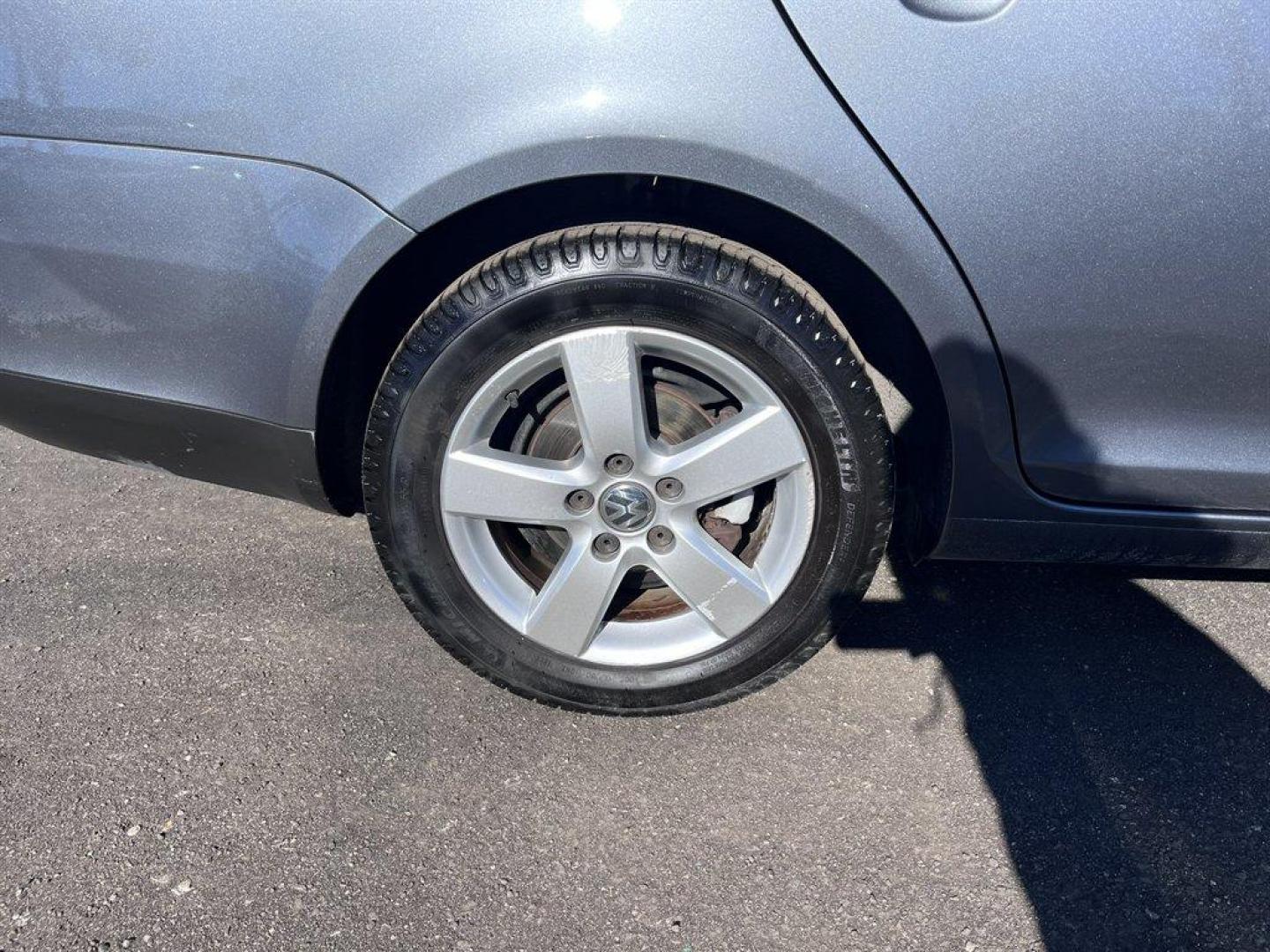 2008 Grey /Black Volkswagen Jetta (3VWRZ71K68M) with an 2.5l I-5 MPI 2.5l engine, Automatic transmission, located at 745 East Steele Rd., West Columbia, SC, 29170, (803) 755-9148, 33.927212, -81.148483 - Special Internet Price! 2008 Volkswagen Jetta with AM/FM radio, Cruise control, Manual air conditioning, Sunroof, Leather interior, Powered windows, Powered door locks, Plus more! - Photo#29