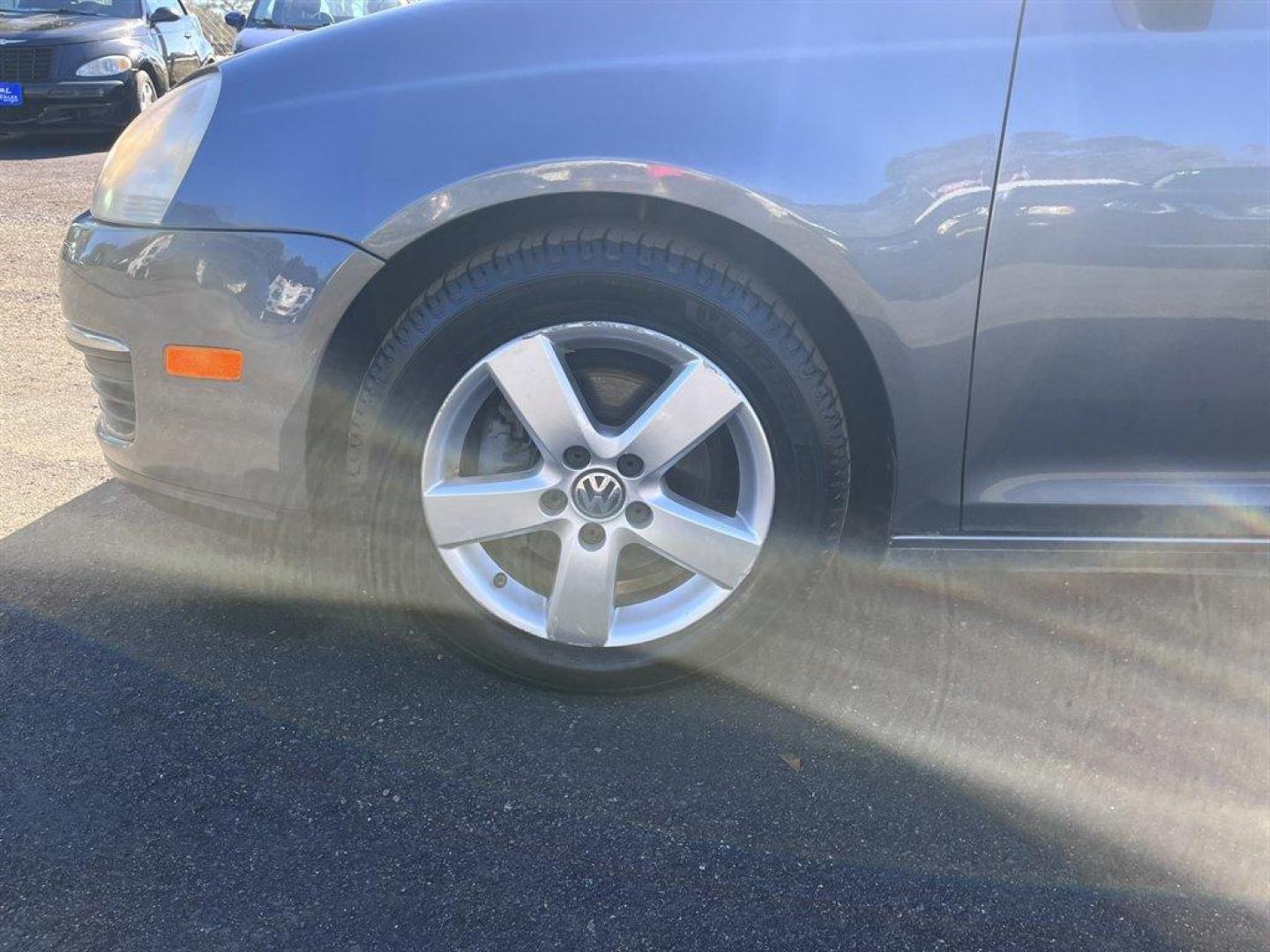 2008 Grey /Black Volkswagen Jetta (3VWRZ71K68M) with an 2.5l I-5 MPI 2.5l engine, Automatic transmission, located at 745 East Steele Rd., West Columbia, SC, 29170, (803) 755-9148, 33.927212, -81.148483 - Special Internet Price! 2008 Volkswagen Jetta with AM/FM radio, Cruise control, Manual air conditioning, Sunroof, Leather interior, Powered windows, Powered door locks, Plus more! - Photo#31