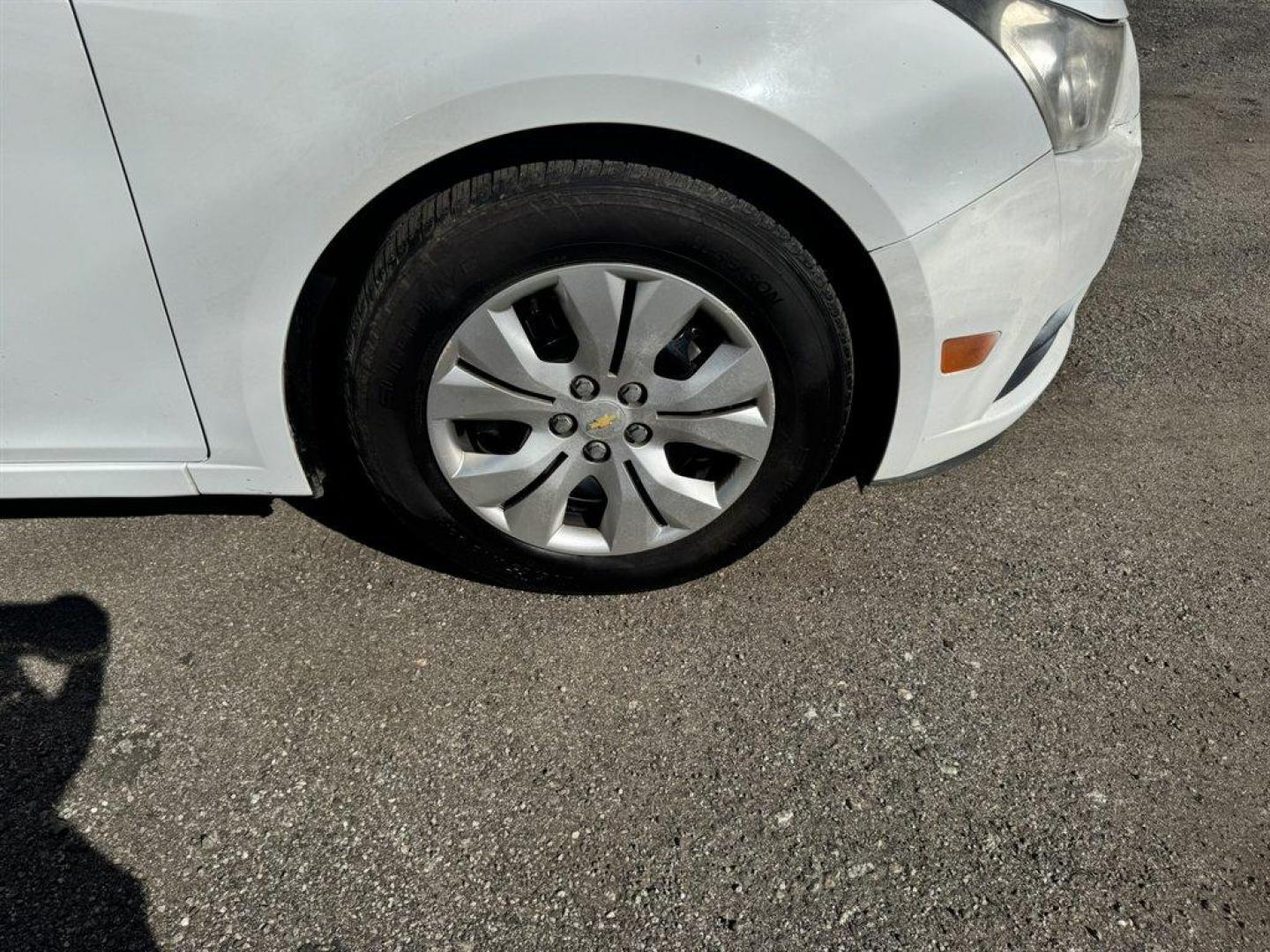 2014 White /Black Chevrolet Cruze (1G1PA5SH9E7) with an 1.8l I-4 MFI Dohc Flex 1. engine, Automatic transmission, located at 745 East Steele Rd., West Columbia, SC, 29170, (803) 755-9148, 33.927212, -81.148483 - Special Internet Price! 2014 Chevrolet Cruze - Photo#22