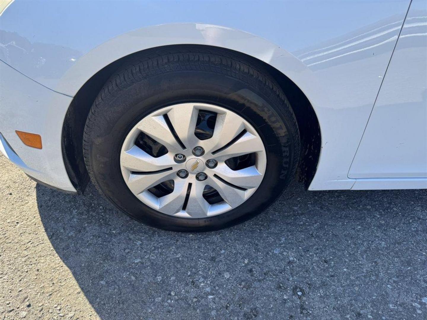 2014 White /Black Chevrolet Cruze (1G1PA5SH9E7) with an 1.8l I-4 MFI Dohc Flex 1. engine, Automatic transmission, located at 745 East Steele Rd., West Columbia, SC, 29170, (803) 755-9148, 33.927212, -81.148483 - Special Internet Price! 2014 Chevrolet Cruze - Photo#25
