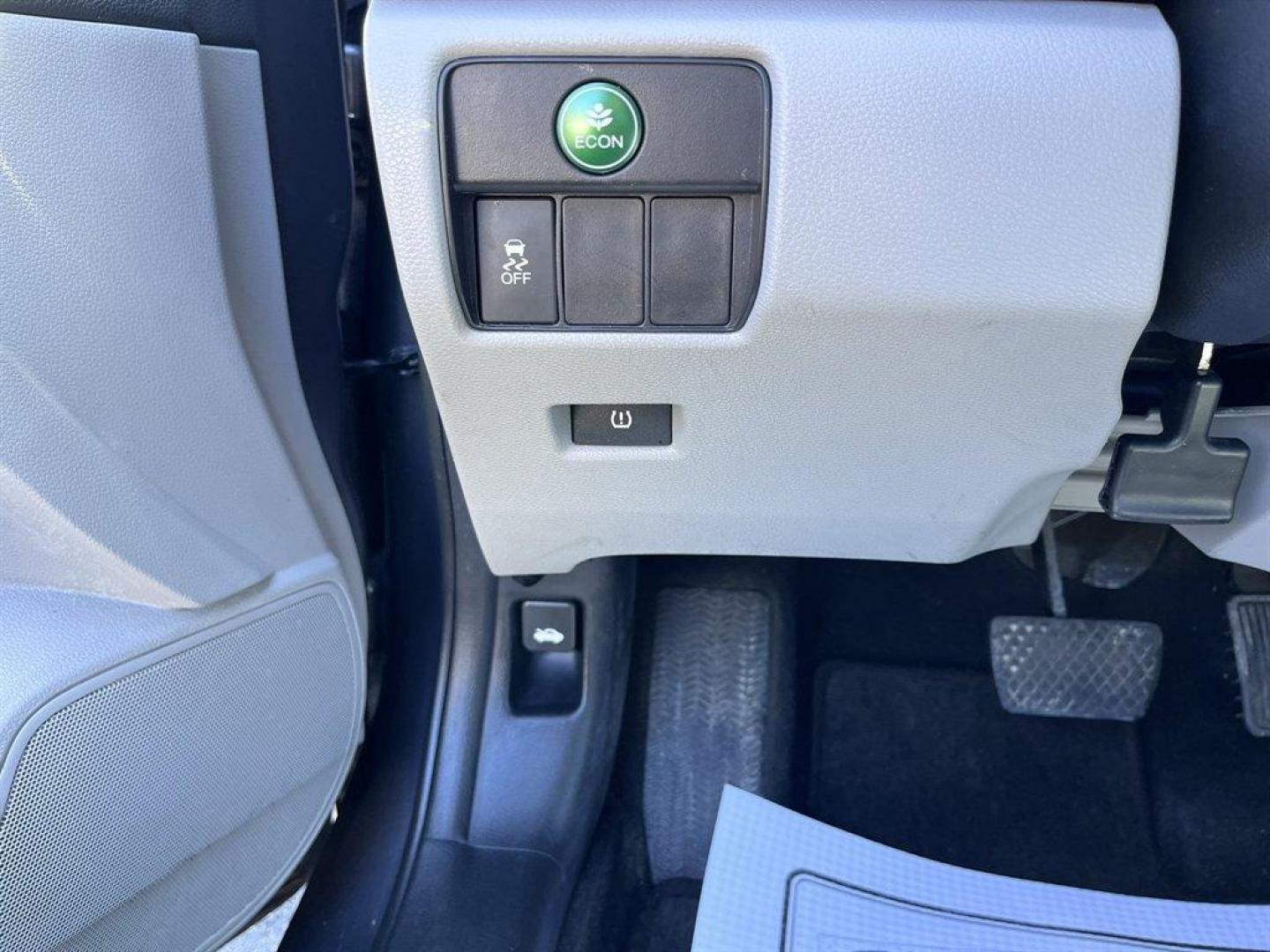 2017 Grey /Black Honda Accord (1HGCR2F86HA) with an 2.4l I-4 DI Dohc 2.4l engine, Automatic transmission, located at 745 East Steele Rd., West Columbia, SC, 29170, (803) 755-9148, 33.927212, -81.148483 - Special Internet Price! 2017 Honda Accord with AM/FM radio, Bluetooth, Backup camera, Sunroof, Leather interior, Powered driver seat, Powered windows, Powered door lock, Plus more! - Photo#19