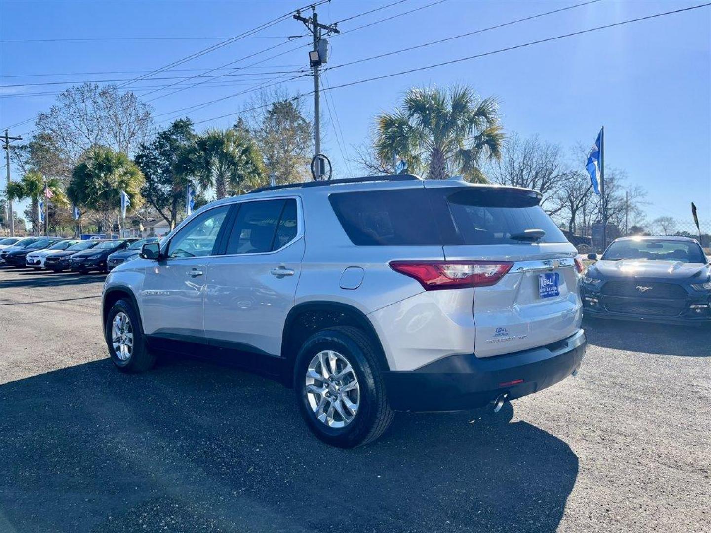 2019 Silver /Grey Chevrolet Traverse (1GNEVGKW6KJ) with an 3.6l V6 DI Dohc 3.6l engine, Automatic transmission, located at 745 East Steele Rd., West Columbia, SC, 29170, (803) 755-9148, 33.927212, -81.148483 - Special Internet Price! 2019 Chevrolet Traverse LT with AM/FM radio, Bluetooth, Backup camera, Cruise control, Manual air conditioning, Keyless entry, Push to start, Cloth interior, Powere driver seat, Powered liftgate, Powered windows, Powered door locks, Plus more! - Photo#5