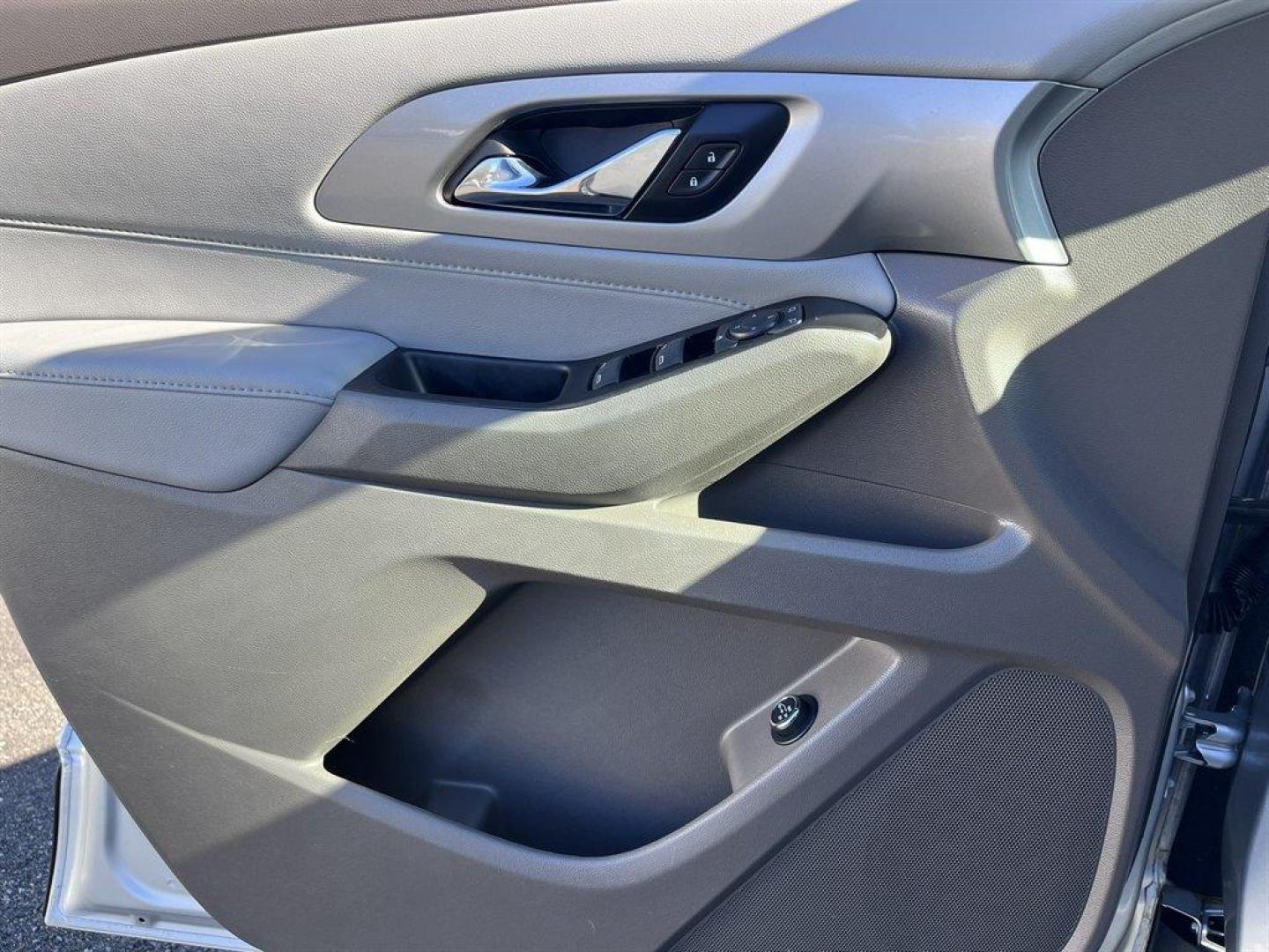 2019 Silver /Grey Chevrolet Traverse (1GNEVGKW6KJ) with an 3.6l V6 DI Dohc 3.6l engine, Automatic transmission, located at 745 East Steele Rd., West Columbia, SC, 29170, (803) 755-9148, 33.927212, -81.148483 - Special Internet Price! 2019 Chevrolet Traverse LT with AM/FM radio, Bluetooth, Backup camera, Cruise control, Manual air conditioning, Keyless entry, Push to start, Cloth interior, Powere driver seat, Powered liftgate, Powered windows, Powered door locks, Plus more! - Photo#20