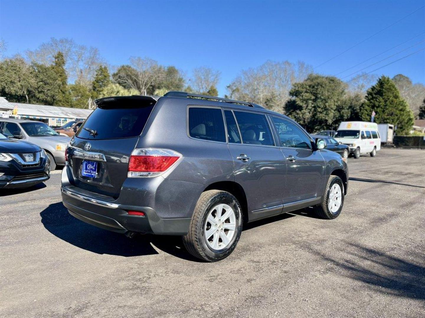 2012 Grey /Grey Toyota Highlander (5TDZK3EH7CS) with an 3.5l V6 SFI Dohc 3.5l engine, Automatic transmission, located at 745 East Steele Rd., West Columbia, SC, 29170, (803) 755-9148, 33.927212, -81.148483 - Special Internet Price! 2012 Toyota Highlander with AM/FM radio, Backup camera, Cruise control, Sunroof, Keyless entry, Leather interior, Heated front seats, Powered driver seat, 3rd row seating, Powered liftgate, Powered windows, Powered door locks, Plus more! - Photo#3