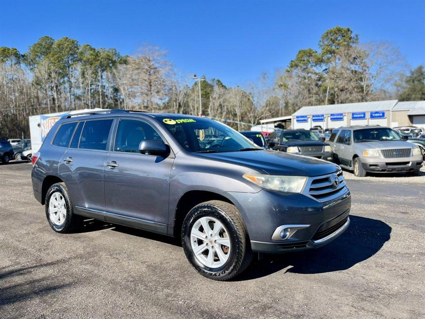 2012 Grey /Grey Toyota Highlander (5TDZK3EH7CS) with an 3.5l V6 SFI Dohc 3.5l engine, Automatic transmission, located at 745 East Steele Rd., West Columbia, SC, 29170, (803) 755-9148, 33.927212, -81.148483 - Special Internet Price! 2012 Toyota Highlander with AM/FM radio, Backup camera, Cruise control, Sunroof, Keyless entry, Leather interior, Heated front seats, Powered driver seat, 3rd row seating, Powered liftgate, Powered windows, Powered door locks, Plus more! - Photo#4