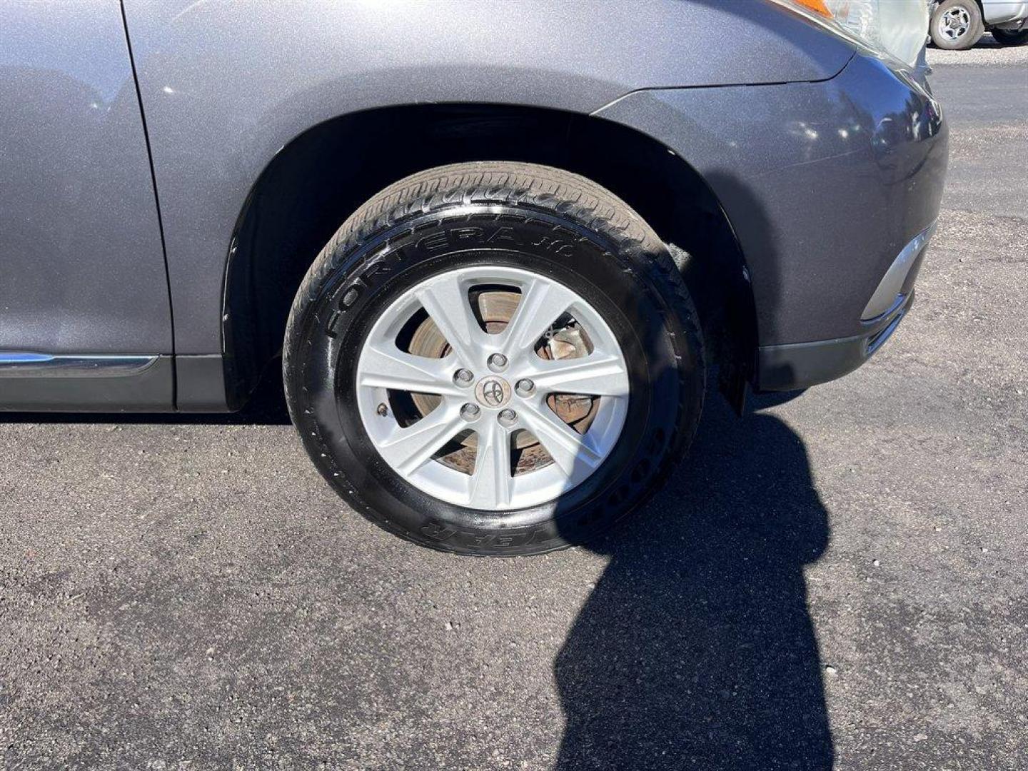 2012 Grey /Grey Toyota Highlander (5TDZK3EH7CS) with an 3.5l V6 SFI Dohc 3.5l engine, Automatic transmission, located at 745 East Steele Rd., West Columbia, SC, 29170, (803) 755-9148, 33.927212, -81.148483 - Special Internet Price! 2012 Toyota Highlander with AM/FM radio, Backup camera, Cruise control, Sunroof, Keyless entry, Leather interior, Heated front seats, Powered driver seat, 3rd row seating, Powered liftgate, Powered windows, Powered door locks, Plus more! - Photo#33