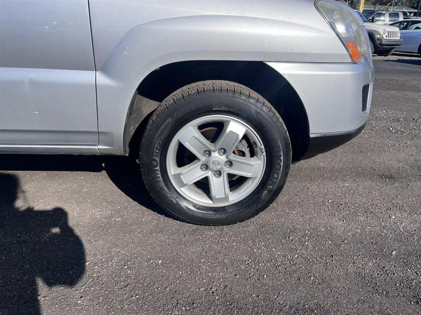 2009 Silver /Black Kia Sportage (KNDJF723997) with an 2.7l V6 MPI Dohc 2.7l engine, Automatic transmission, located at 745 East Steele Rd., West Columbia, SC, 29170, (803) 755-9148, 33.927212, -81.148483 - Special Internet Price! 2009 Kia Sportage with AM/FM radio, Cruise control, Manual air conditioning, Cloth interior, Powered windows, Powered door locks, Plus more! - Photo#26