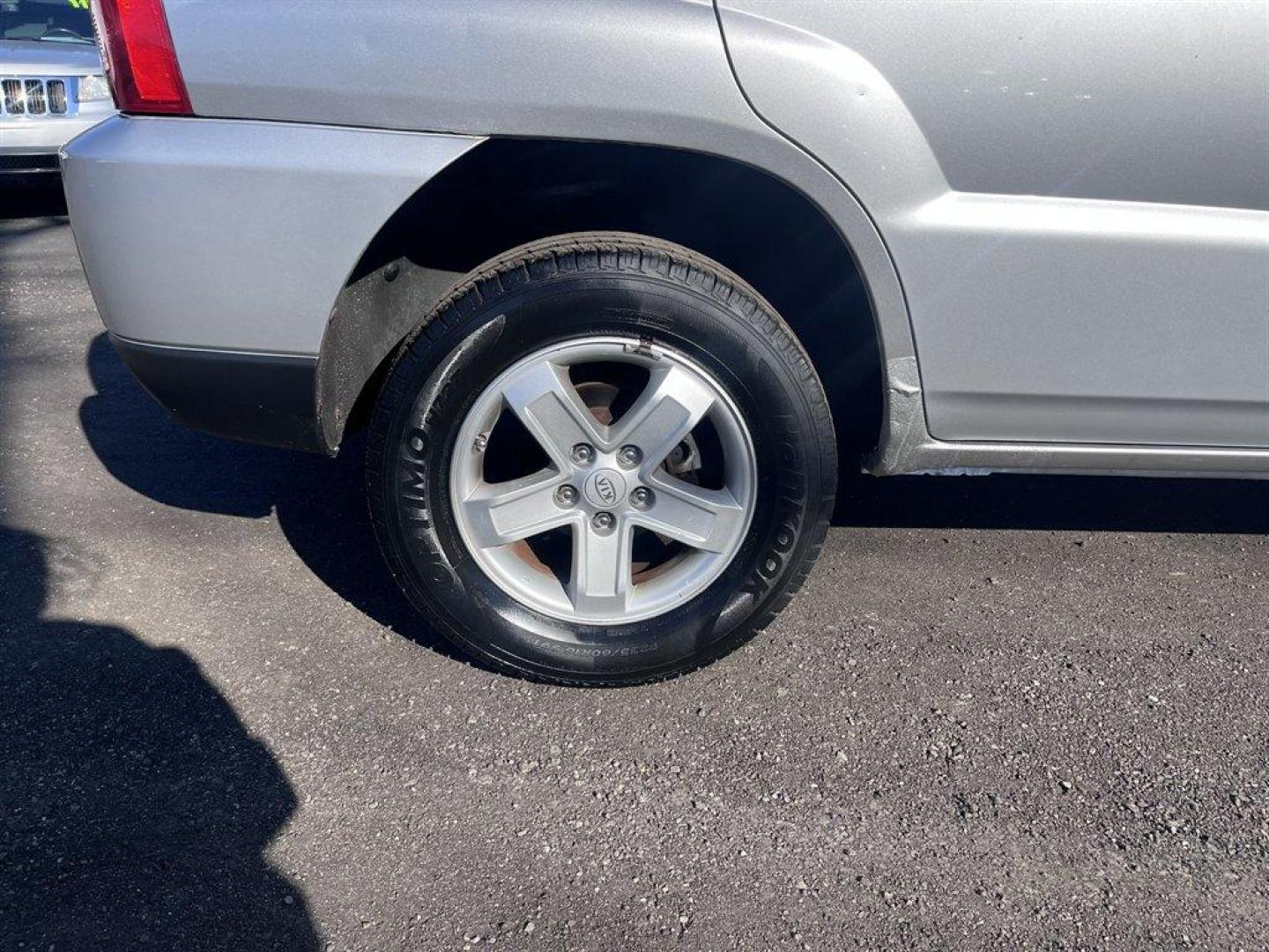 2009 Silver /Black Kia Sportage (KNDJF723997) with an 2.7l V6 MPI Dohc 2.7l engine, Automatic transmission, located at 745 East Steele Rd., West Columbia, SC, 29170, (803) 755-9148, 33.927212, -81.148483 - Special Internet Price! 2009 Kia Sportage with AM/FM radio, Cruise control, Manual air conditioning, Cloth interior, Powered windows, Powered door locks, Plus more! - Photo#27