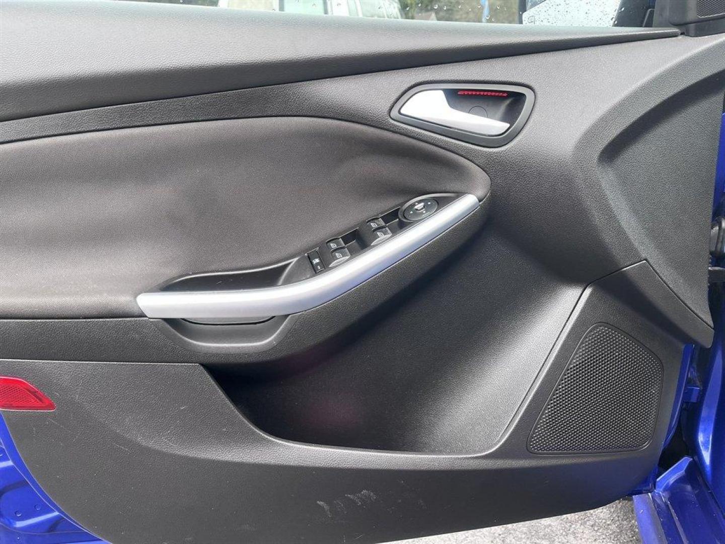 2013 Blue /Black Ford Focus (1FADP3L93DL) with an 2.0l I-4 DI T/C Ecoboost engine, Manual transmission, located at 745 East Steele Rd., West Columbia, SC, 29170, (803) 755-9148, 33.927212, -81.148483 - Special Internet Price! 2013 Ford Focus with AM/FM radio, Bluetooth, Navigation, Cruise control, Sunroof, Push to start, Keyless entry, Manual transmission, Powered windows, Powered door locks, Plus more! - Photo#21