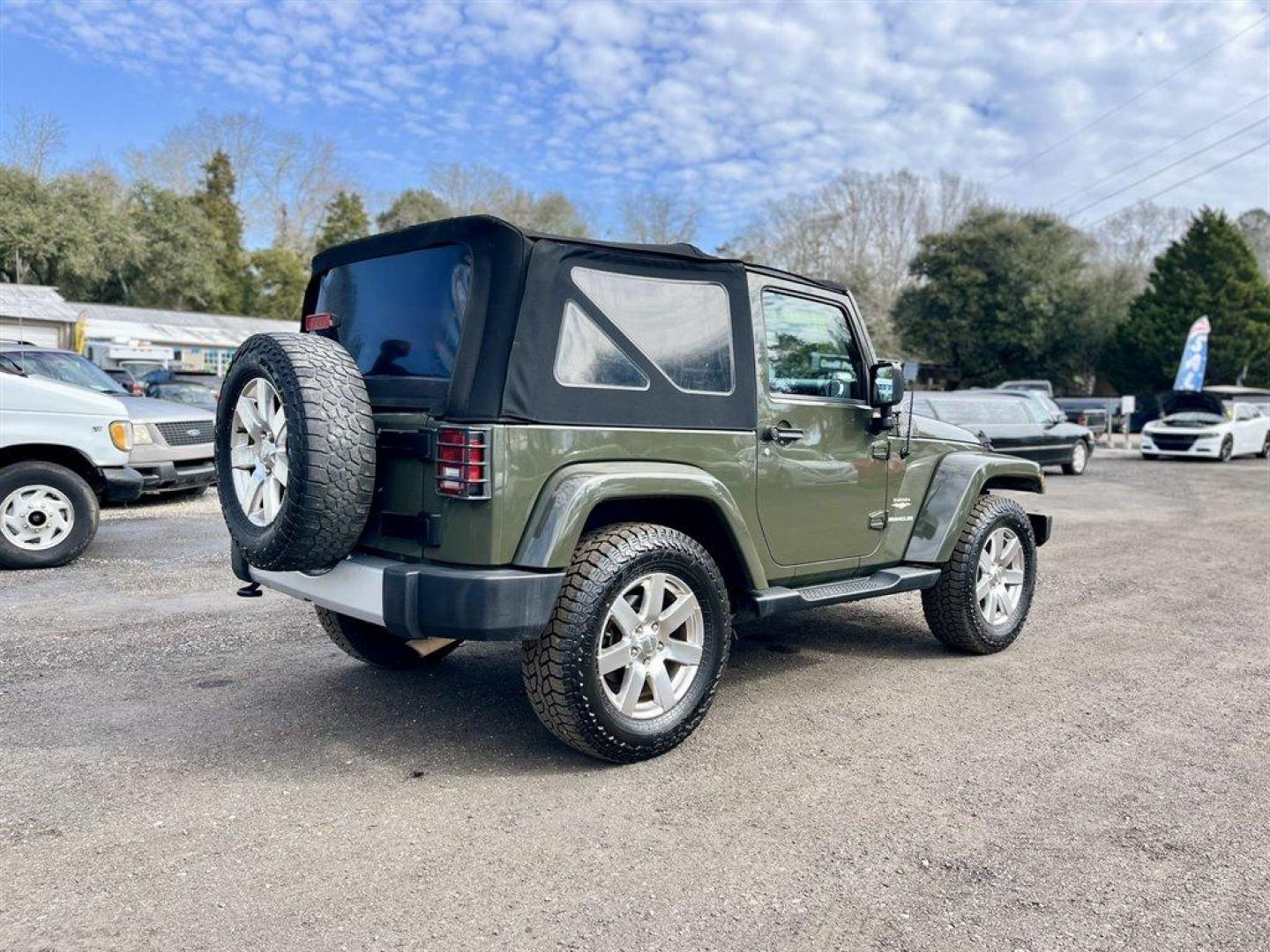 2015 Green /Black Jeep Wrangler (1C4AJWBG4FL) with an 3.6l V6 MPI Dohc 3.6l engine, Automatic transmission, located at 745 East Steele Rd., West Columbia, SC, 29170, (803) 755-9148, 33.927212, -81.148483 - Special Internet Price! 2015 Jeep Wrangler with AM/FM radio, Cruise control, 4X4, Cloth interior, Removable soft top, Power front windows, Powered door locks, Plus more! - Photo#3