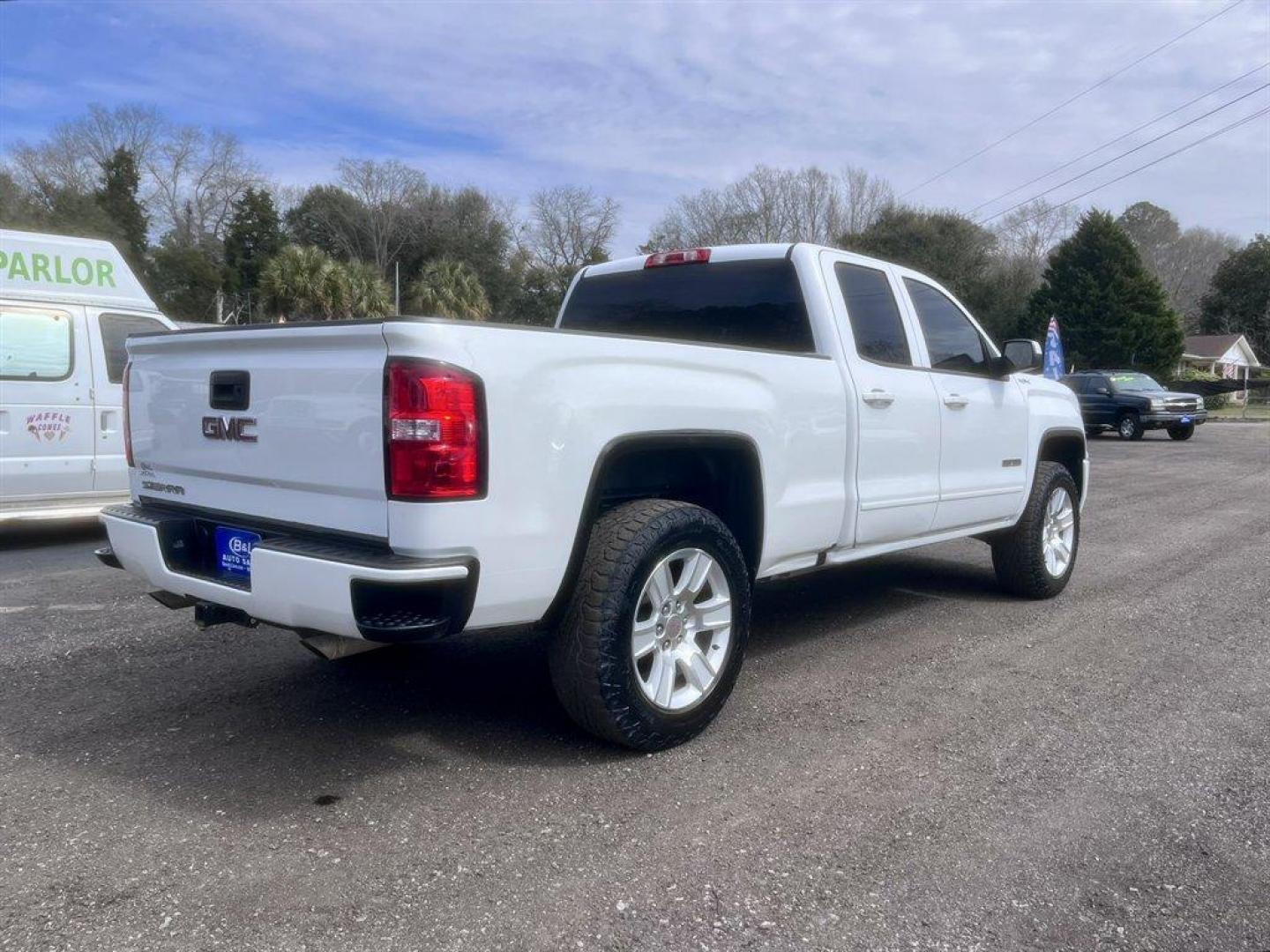 2017 White /Grey GMC Sierra 1500 (1GTV2LEC0HZ) with an 5.3l V8 DI VVT Flex 5.3l engine, Automatic transmission, located at 745 East Steele Rd., West Columbia, SC, 29170, (803) 755-9148, 33.927212, -81.148483 - Special Internet Price! 2017 GMC Sierra 1500 with AM/FM radio, Bluetooth, Backup camera, Keyless entry, Cloth interior. Powered windows, Powered door locks, Plus more! - Photo#3