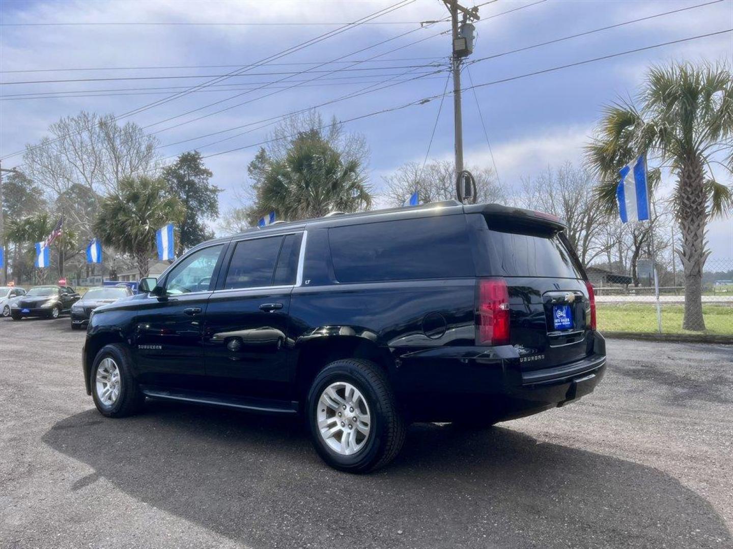 2017 Black /Grey Chevrolet Suburban (1GNSCHKC0HR) with an 5.3l V8 DI VVT Flex 5.3l engine, Automatic transmission, located at 745 East Steele Rd., West Columbia, SC, 29170, (803) 755-9148, 33.927212, -81.148483 - Special Internet Price! 2017 Chevrolet Suburban LT with AM/FM radio, Bluetooth, Backup camera, Sunroof, Push to start, Keyless entry, Leather interior, Heated seats, Rear entertainment, 3rd row seating, Powered windows, Powered door locks, Plus more! - Photo#5