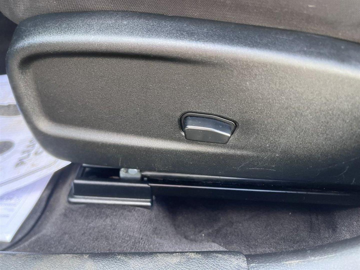 2018 White /Black Dodge Charger (2C3CDXBG4JH) with an 3.6l V6 MPI Dohc VVT Flex engine, Automatic transmission, located at 745 East Steele Rd., West Columbia, SC, 29170, (803) 755-9148, 33.927212, -81.148483 - Special Internet Price! 2018 Dodge Charger with AM/FM, Bluetooth, Backup camera, Cruise control, Keyless entry, Pus to start, Cloth interior, Powered driver seat, Powered windows, Powered door locks, Plus more! - Photo#20