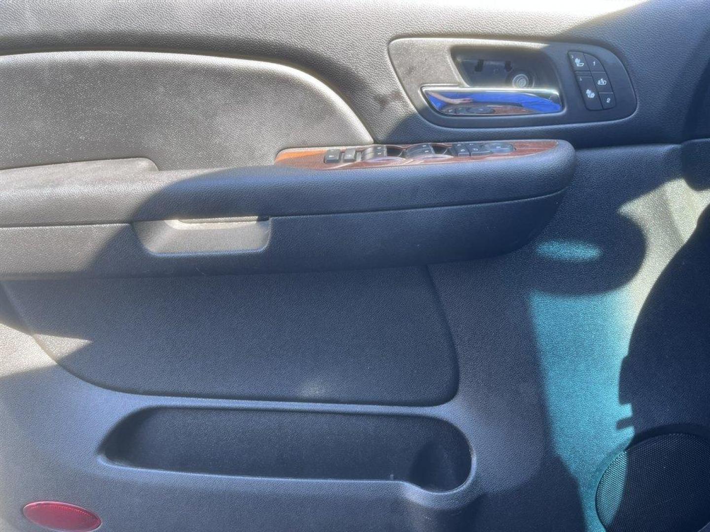 2008 Black /Black Chevrolet Suburban (3GNFC16078G) with an 5.3l V8 SFI Flex 5.3l engine, Automatic transmission, located at 745 East Steele Rd., West Columbia, SC, 29170, (803) 755-9148, 33.927212, -81.148483 - Special Internet Price! 2008 Chevrolet Suburban LTZ with AM/FM radio, Bluetooth, Backup camera, Navigation, Cruise control, Sunroof, Keyless entry, Leather interior, Powered front seats, Heated seats, Rear entertainment, 3rd row seating, Powered windows, Powered liftgate, Powered door locks, Plus mo - Photo#20