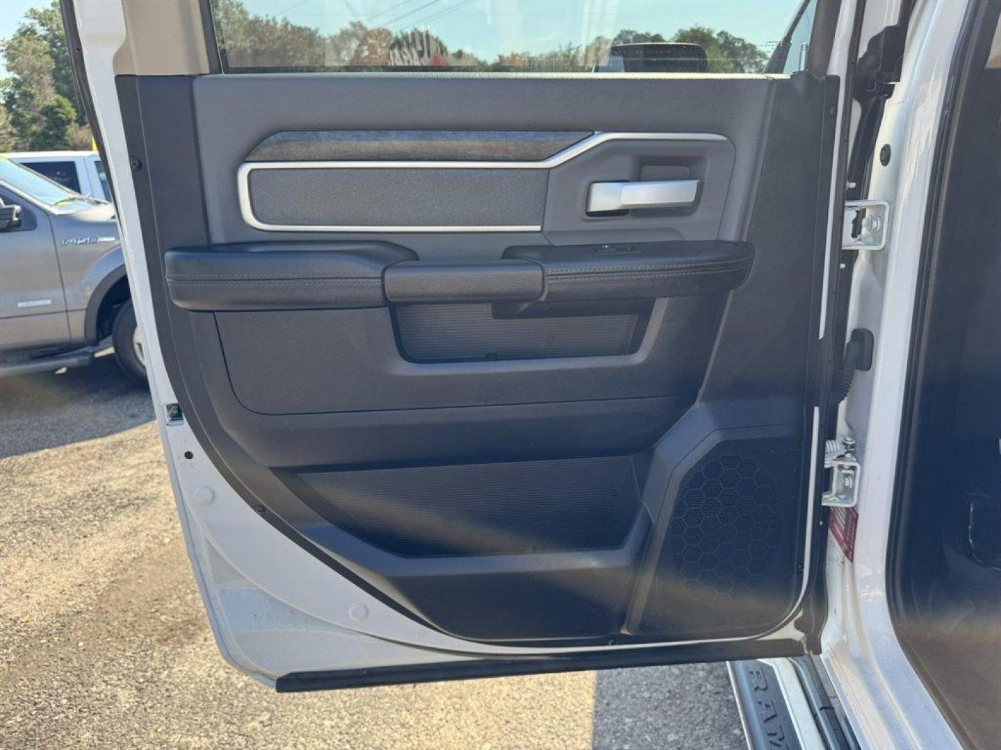 2019 White /Grey Ram 2500 (3C6UR5JL3KG) with an 6.7l I-6 FI Tdsl HO 6.7l engine, Automatic transmission, located at 745 East Steele Rd., West Columbia, SC, 29170, (803) 755-9148, 33.927212, -81.148483 - Special Internet Price! 2019 RAM 2500 - Photo#21