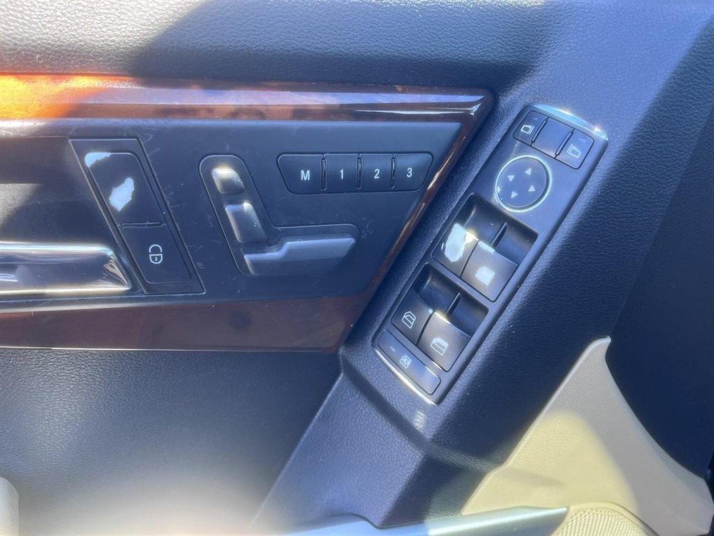 2010 Black /Tan Mercedes-Benz GLK Class (WDCGG5GB1AF) with an 3.5l V6 EFI Dohc 3.5l engine, Automatic transmission, located at 745 East Steele Rd., West Columbia, SC, 29170, (803) 755-9148, 33.927212, -81.148483 - Special Internet Price! 2010 Mercedes-Benz GLK Class with AM/FM radio, Cruise control, Leather interior, Automatic air, Sunroof, Powered front seats, Powered windows, Powered door locks, Plus more! - Photo#21