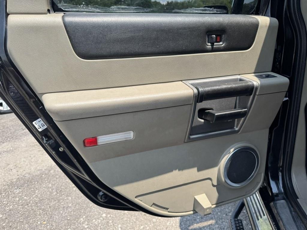 2003 Black /Black Hummer H2 (5GRGN23U53H) with an 6.0l V8 SFI 6.0l engine, Automatic transmission, located at 745 East Steele Rd., West Columbia, SC, 29170, (803) 755-9148, 33.927212, -81.148483- Photo#20