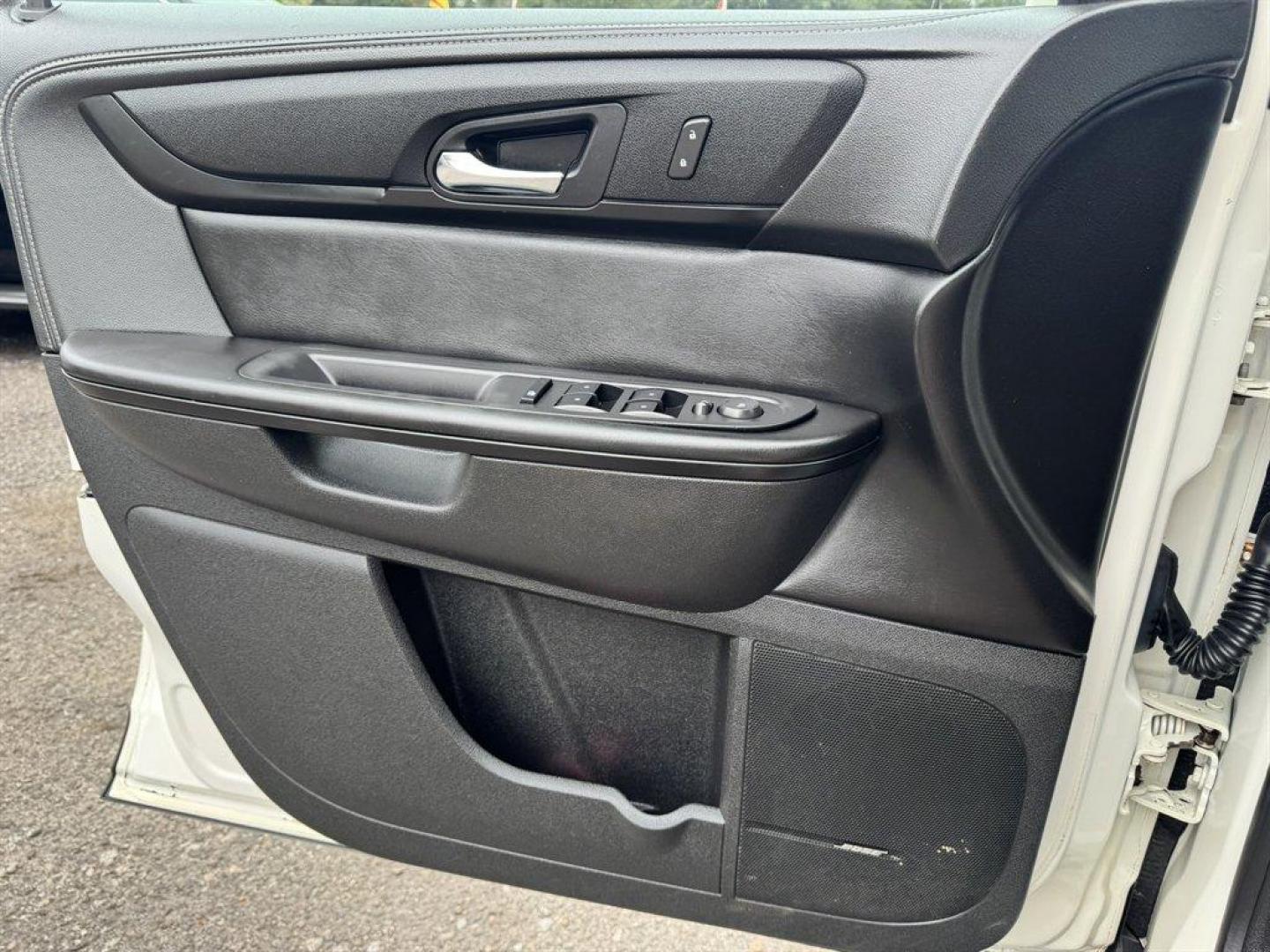 2015 White /Black Chevrolet Traverse (1GNKVHKD1FJ) with an 3.6l V6 DI Dohc 3.6l engine, Automatic transmission, located at 745 East Steele Rd., West Columbia, SC, 29170, (803) 755-9148, 33.927212, -81.148483 - Special Internet Price! 2015 Chevrolet Traverse - Photo#15