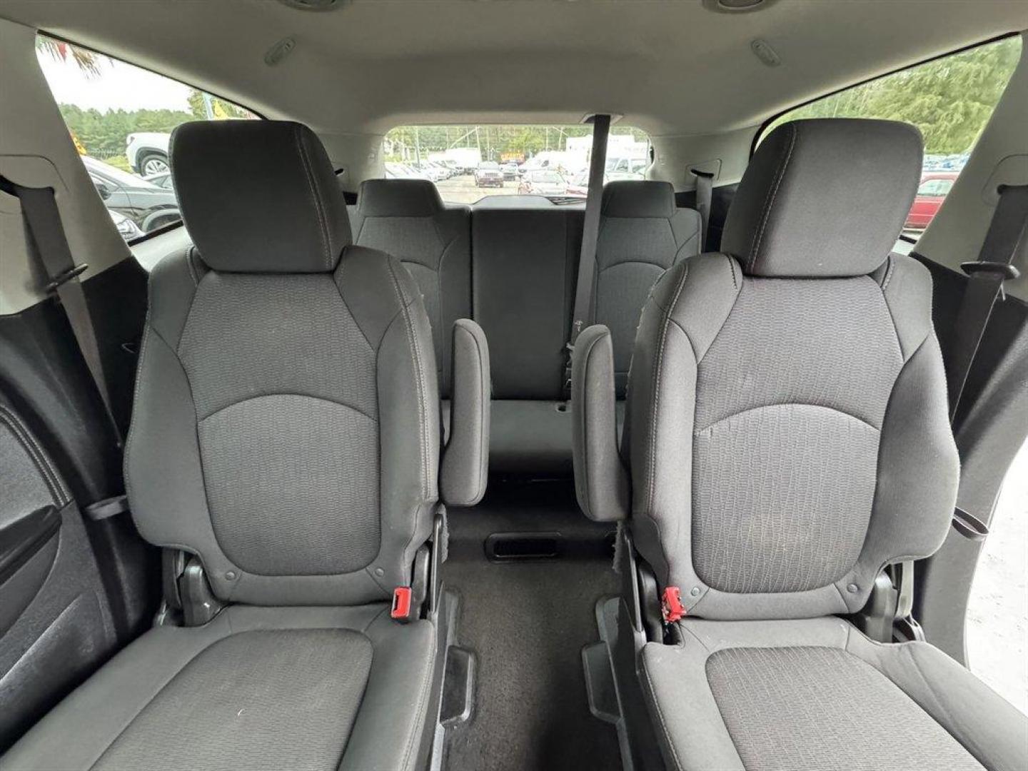 2015 White /Black Chevrolet Traverse (1GNKVHKD1FJ) with an 3.6l V6 DI Dohc 3.6l engine, Automatic transmission, located at 745 East Steele Rd., West Columbia, SC, 29170, (803) 755-9148, 33.927212, -81.148483 - Special Internet Price! 2015 Chevrolet Traverse - Photo#21