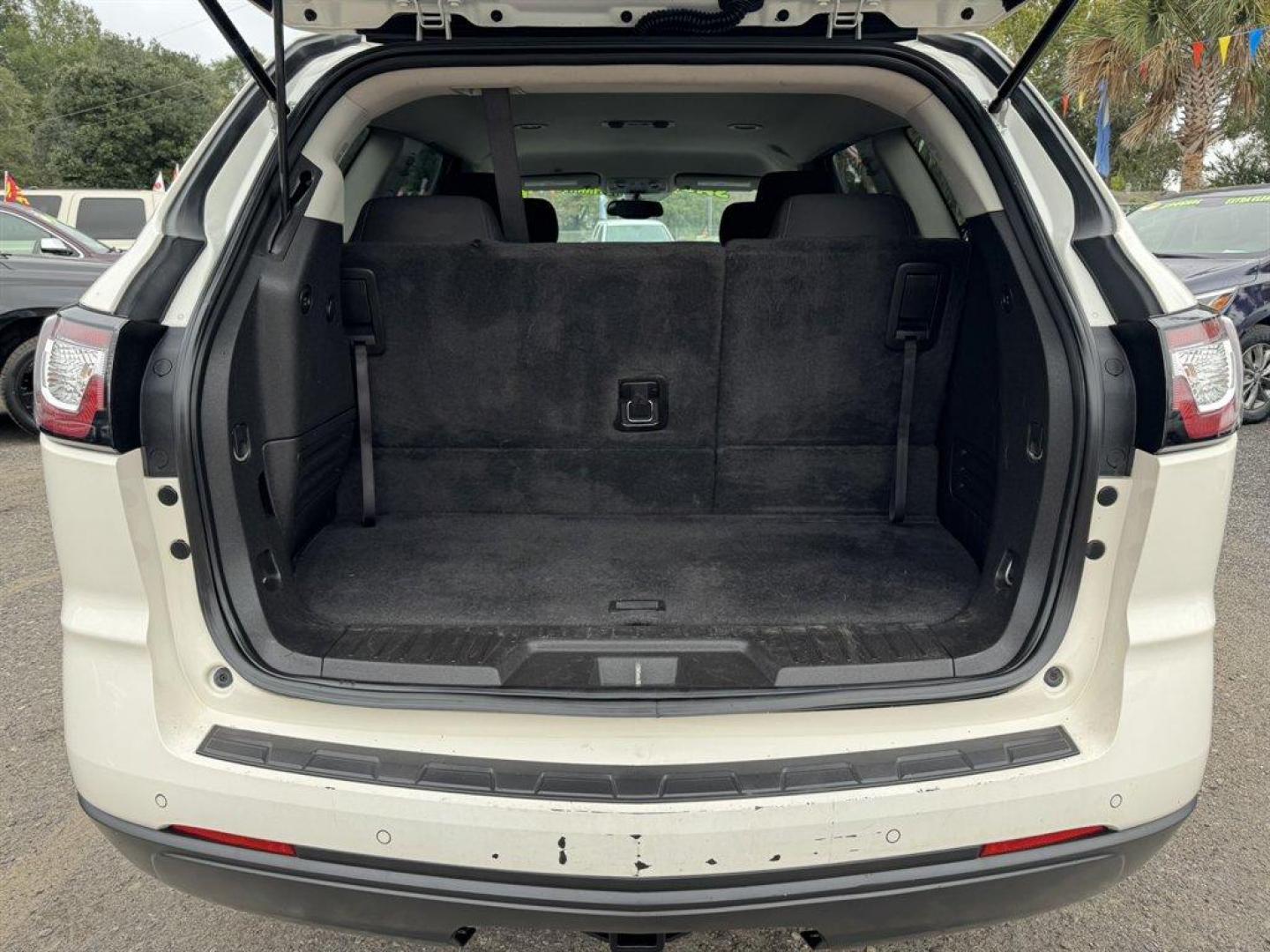 2015 White /Black Chevrolet Traverse (1GNKVHKD1FJ) with an 3.6l V6 DI Dohc 3.6l engine, Automatic transmission, located at 745 East Steele Rd., West Columbia, SC, 29170, (803) 755-9148, 33.927212, -81.148483 - Special Internet Price! 2015 Chevrolet Traverse - Photo#26