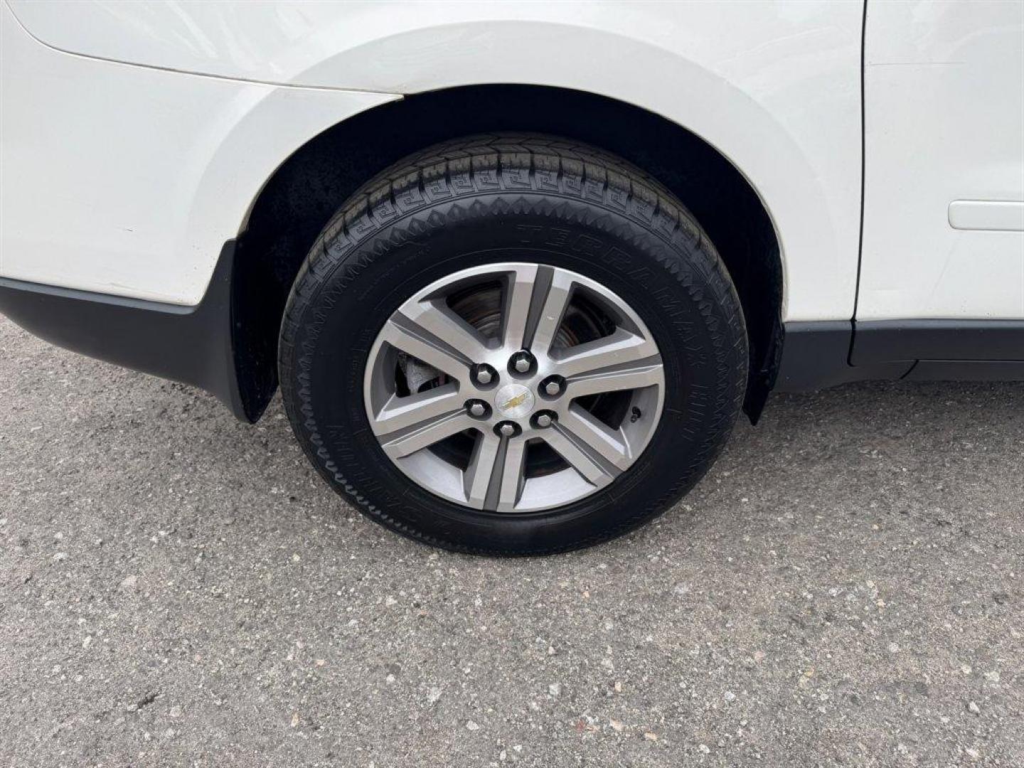 2015 White /Black Chevrolet Traverse (1GNKVHKD1FJ) with an 3.6l V6 DI Dohc 3.6l engine, Automatic transmission, located at 745 East Steele Rd., West Columbia, SC, 29170, (803) 755-9148, 33.927212, -81.148483 - Special Internet Price! 2015 Chevrolet Traverse - Photo#30