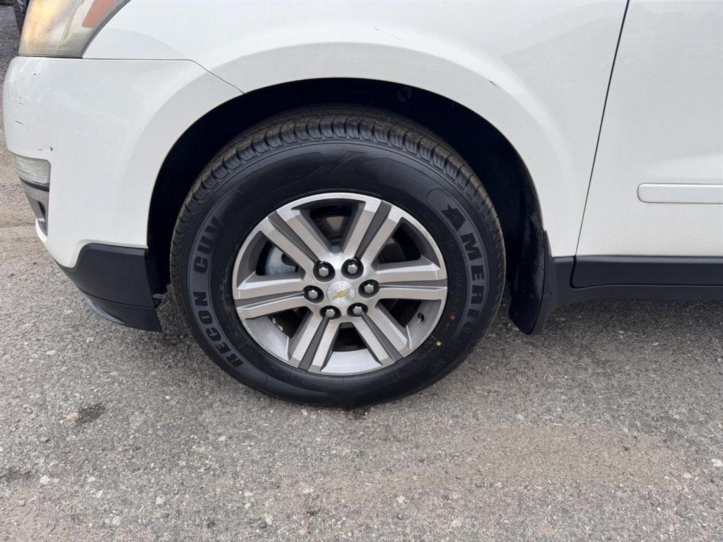 2015 White /Black Chevrolet Traverse (1GNKVHKD1FJ) with an 3.6l V6 DI Dohc 3.6l engine, Automatic transmission, located at 745 East Steele Rd., West Columbia, SC, 29170, (803) 755-9148, 33.927212, -81.148483 - Special Internet Price! 2015 Chevrolet Traverse - Photo#32