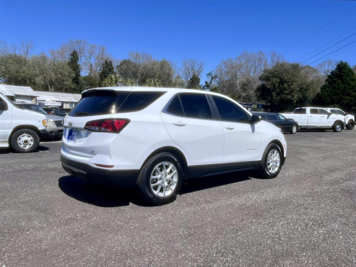2022 White /Black Chevrolet Equinox (2GNAXJEV2N6) with an 1.5l I-4 DI Dohc T/C 1.5l engine, Automatic transmission, located at 745 East Steele Rd., West Columbia, SC, 29170, (803) 755-9148, 33.927212, -81.148483 - Special Internet Price! 2022 Chevrolet Equinox with AM/FM radio, Bluetooth, Backup camera, Automatic air conditioning, Keyless entry, Push to start, Cloth interior, Powered driver seat, Powered windows, Powered door locks, Plus more! - Photo#3