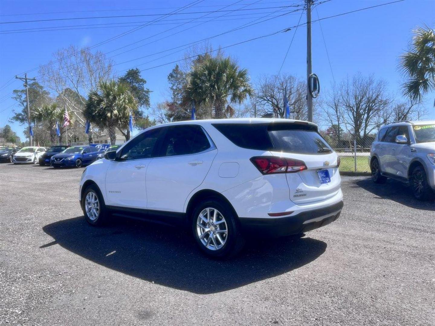 2022 White /Black Chevrolet Equinox (2GNAXJEV2N6) with an 1.5l I-4 DI Dohc T/C 1.5l engine, Automatic transmission, located at 745 East Steele Rd., West Columbia, SC, 29170, (803) 755-9148, 33.927212, -81.148483 - Special Internet Price! 2022 Chevrolet Equinox with AM/FM radio, Bluetooth, Backup camera, Automatic air conditioning, Keyless entry, Push to start, Cloth interior, Powered driver seat, Powered windows, Powered door locks, Plus more! - Photo#5