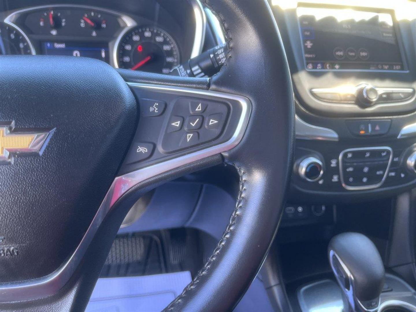 2022 White /Black Chevrolet Equinox (2GNAXJEV2N6) with an 1.5l I-4 DI Dohc T/C 1.5l engine, Automatic transmission, located at 745 East Steele Rd., West Columbia, SC, 29170, (803) 755-9148, 33.927212, -81.148483 - Special Internet Price! 2022 Chevrolet Equinox with AM/FM radio, Bluetooth, Backup camera, Automatic air conditioning, Keyless entry, Push to start, Cloth interior, Powered driver seat, Powered windows, Powered door locks, Plus more! - Photo#9