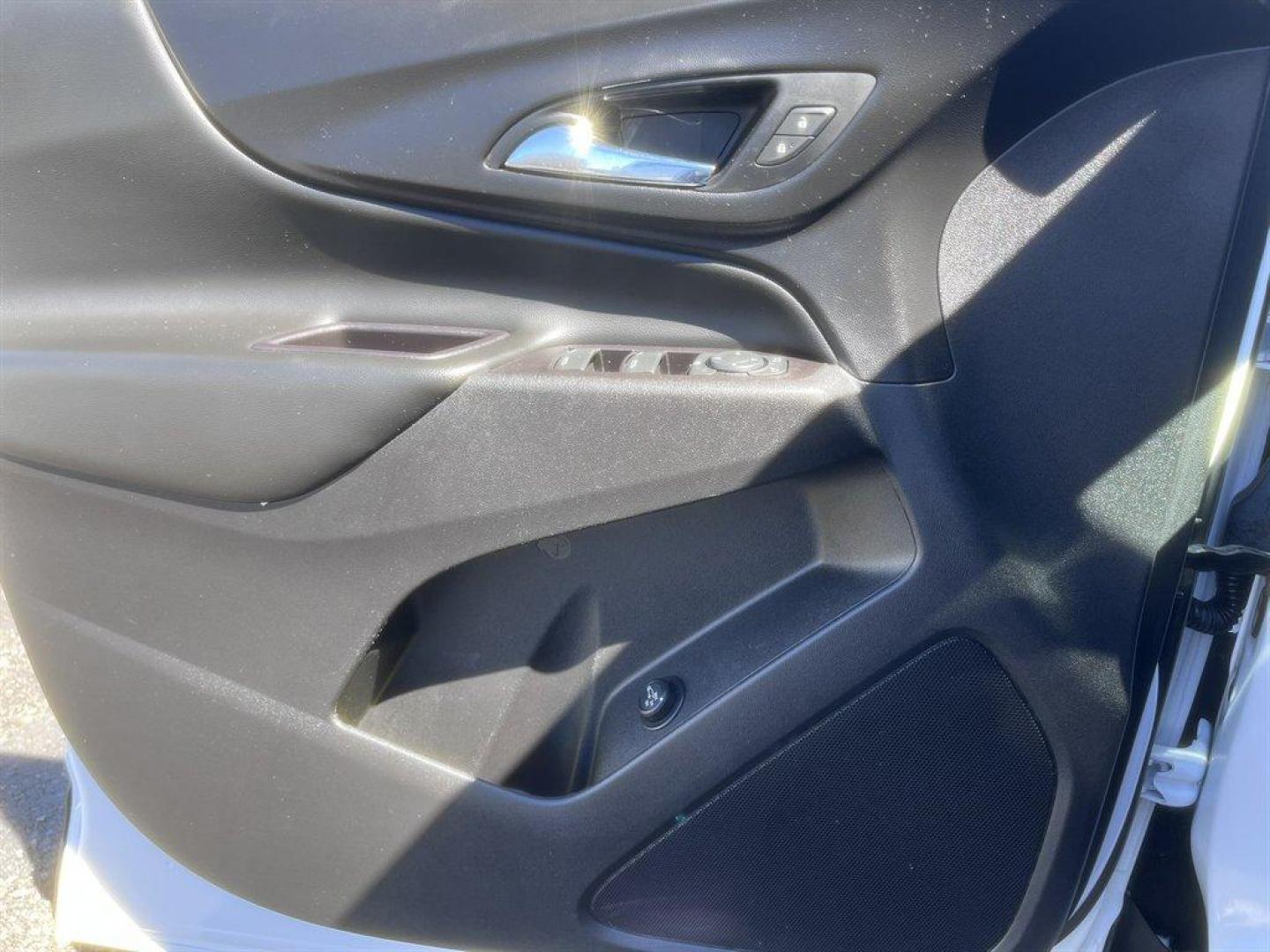 2022 White /Black Chevrolet Equinox (2GNAXJEV2N6) with an 1.5l I-4 DI Dohc T/C 1.5l engine, Automatic transmission, located at 745 East Steele Rd., West Columbia, SC, 29170, (803) 755-9148, 33.927212, -81.148483 - Special Internet Price! 2022 Chevrolet Equinox with AM/FM radio, Bluetooth, Backup camera, Automatic air conditioning, Keyless entry, Push to start, Cloth interior, Powered driver seat, Powered windows, Powered door locks, Plus more! - Photo#21