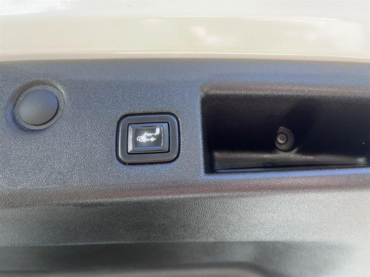 2022 White /Black Chevrolet Equinox (2GNAXJEV2N6) with an 1.5l I-4 DI Dohc T/C 1.5l engine, Automatic transmission, located at 745 East Steele Rd., West Columbia, SC, 29170, (803) 755-9148, 33.927212, -81.148483 - Special Internet Price! 2022 Chevrolet Equinox with AM/FM radio, Bluetooth, Backup camera, Automatic air conditioning, Keyless entry, Push to start, Cloth interior, Powered driver seat, Powered windows, Powered door locks, Plus more! - Photo#36