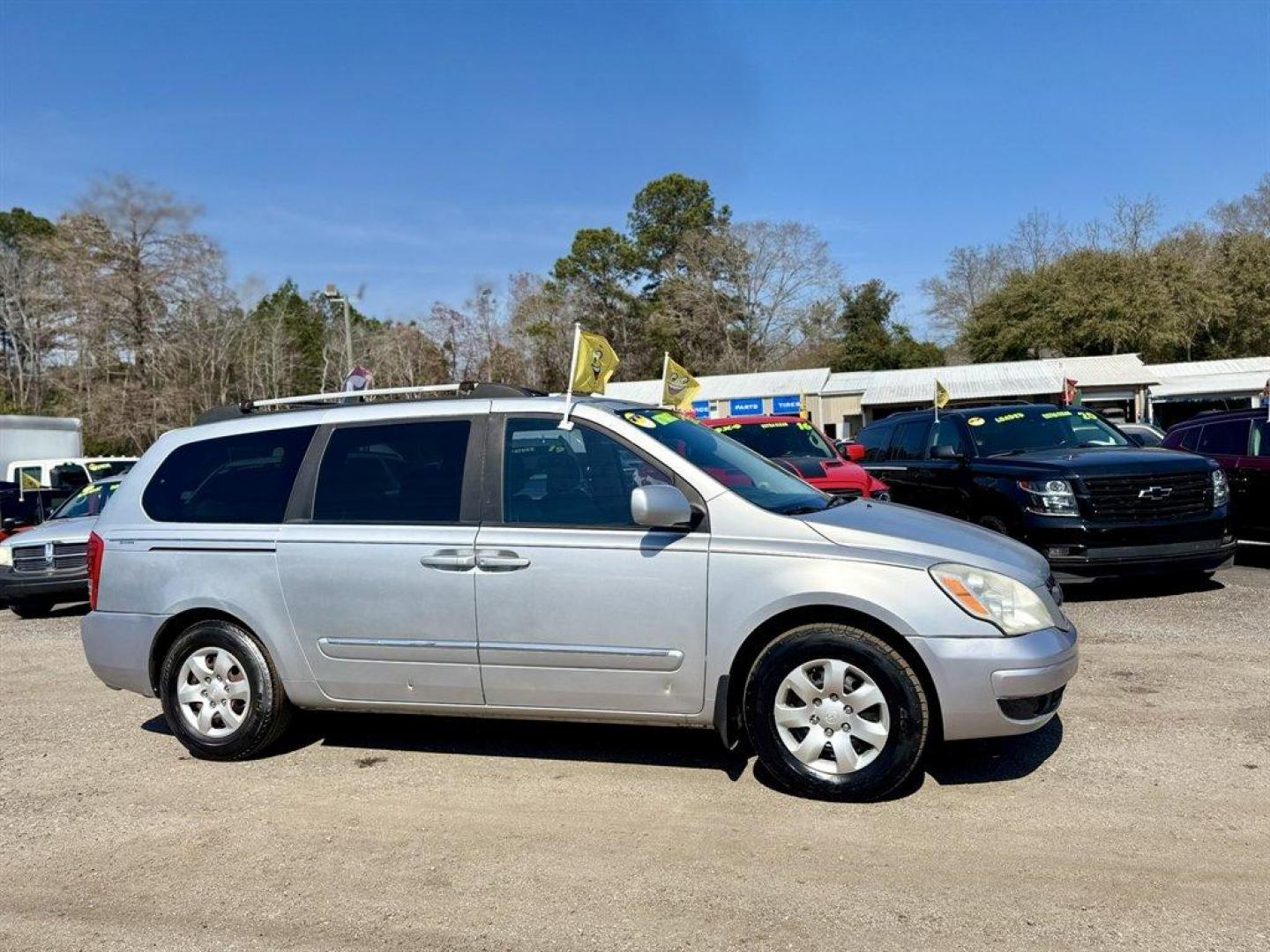 2008 Silver /Grey Hyundai Entourage (KNDMC233386) with an 3.8l V6 MPI Dohc 3.8l engine, Automatic transmission, located at 745 East Steele Rd., West Columbia, SC, 29170, (803) 755-9148, 33.927212, -81.148483 - Photo#2