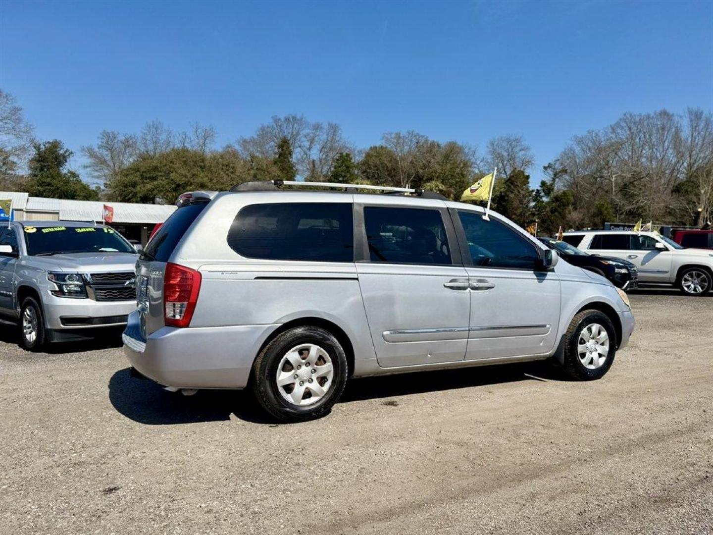 2008 Silver /Grey Hyundai Entourage (KNDMC233386) with an 3.8l V6 MPI Dohc 3.8l engine, Automatic transmission, located at 745 East Steele Rd., West Columbia, SC, 29170, (803) 755-9148, 33.927212, -81.148483 - Photo#3