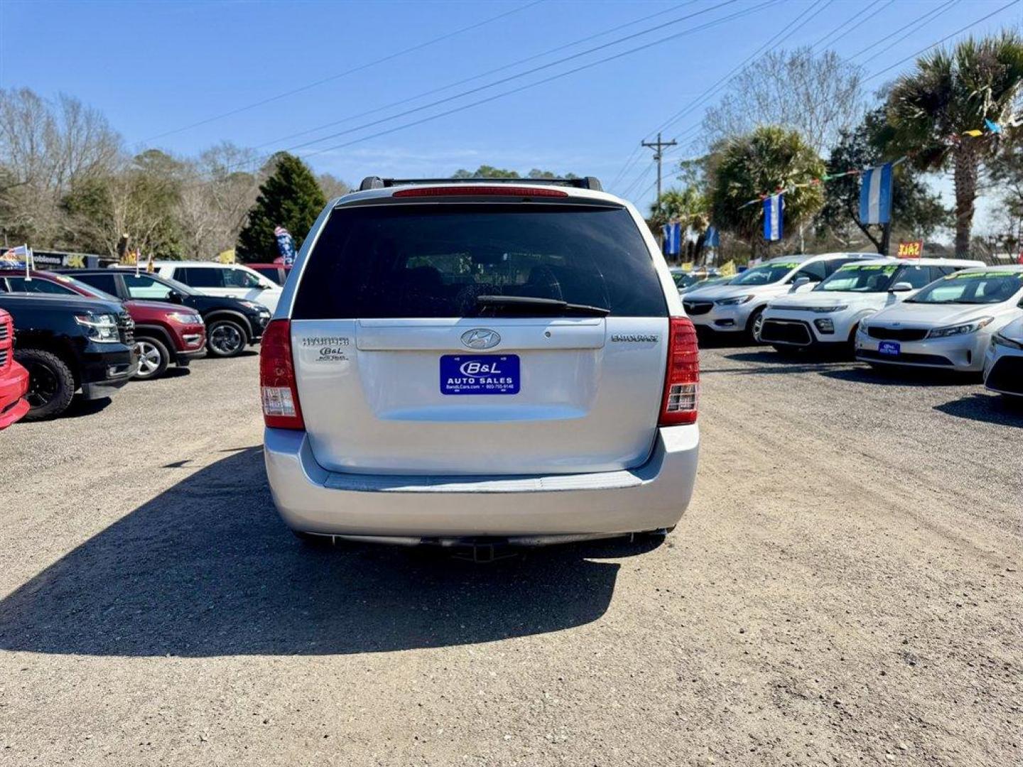 2008 Silver /Grey Hyundai Entourage (KNDMC233386) with an 3.8l V6 MPI Dohc 3.8l engine, Automatic transmission, located at 745 East Steele Rd., West Columbia, SC, 29170, (803) 755-9148, 33.927212, -81.148483 - Photo#4
