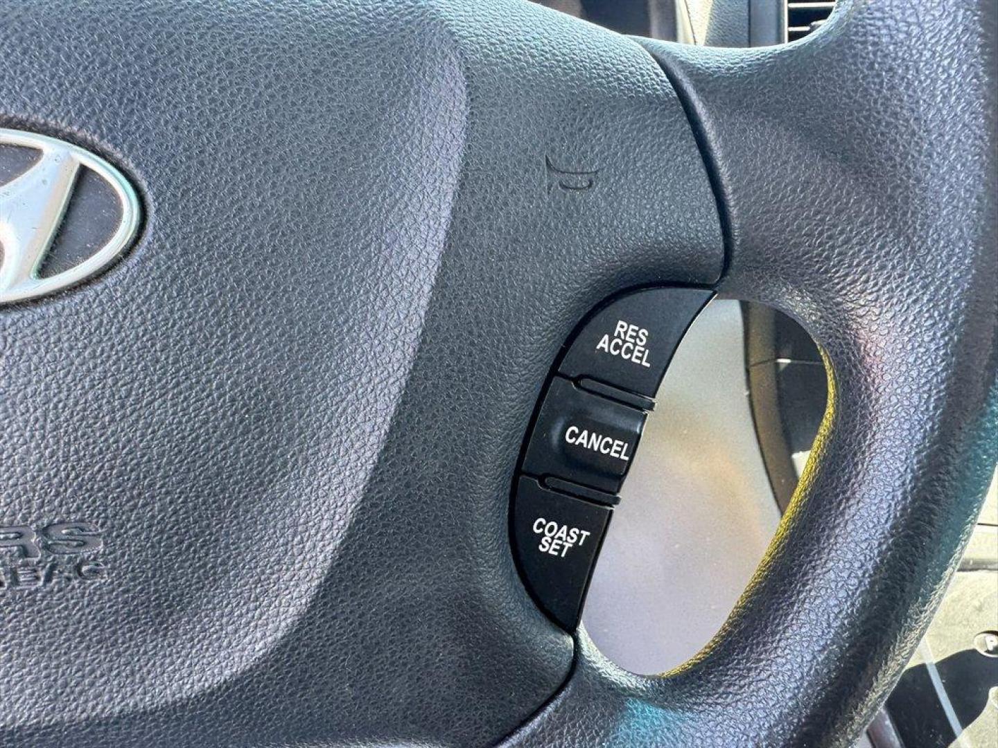 2008 Silver /Grey Hyundai Entourage (KNDMC233386) with an 3.8l V6 MPI Dohc 3.8l engine, Automatic transmission, located at 745 East Steele Rd., West Columbia, SC, 29170, (803) 755-9148, 33.927212, -81.148483 - Photo#9