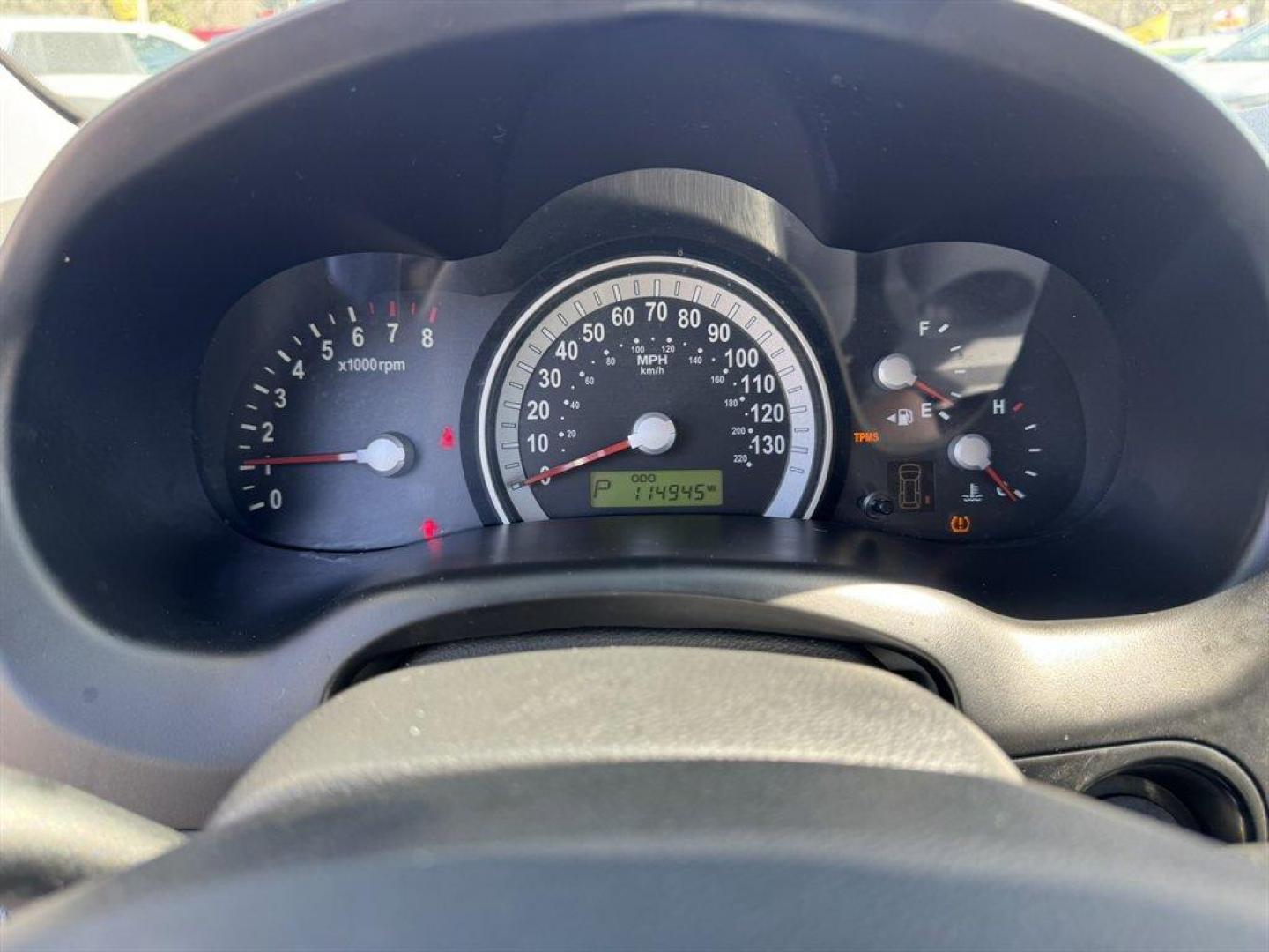 2008 Silver /Grey Hyundai Entourage (KNDMC233386) with an 3.8l V6 MPI Dohc 3.8l engine, Automatic transmission, located at 745 East Steele Rd., West Columbia, SC, 29170, (803) 755-9148, 33.927212, -81.148483 - Photo#10