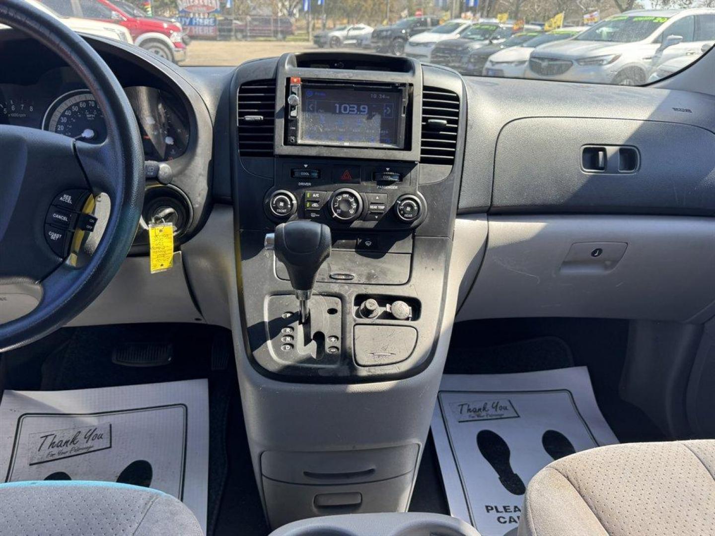 2008 Silver /Grey Hyundai Entourage (KNDMC233386) with an 3.8l V6 MPI Dohc 3.8l engine, Automatic transmission, located at 745 East Steele Rd., West Columbia, SC, 29170, (803) 755-9148, 33.927212, -81.148483 - Photo#11