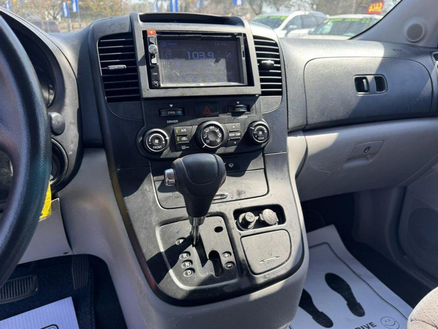 2008 Silver /Grey Hyundai Entourage (KNDMC233386) with an 3.8l V6 MPI Dohc 3.8l engine, Automatic transmission, located at 745 East Steele Rd., West Columbia, SC, 29170, (803) 755-9148, 33.927212, -81.148483 - Photo#12