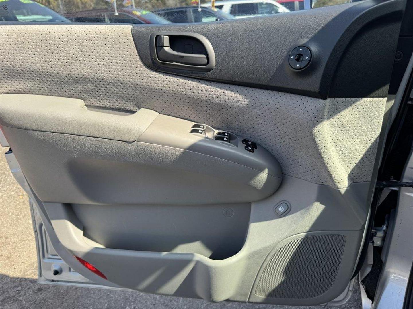 2008 Silver /Grey Hyundai Entourage (KNDMC233386) with an 3.8l V6 MPI Dohc 3.8l engine, Automatic transmission, located at 745 East Steele Rd., West Columbia, SC, 29170, (803) 755-9148, 33.927212, -81.148483 - Photo#14