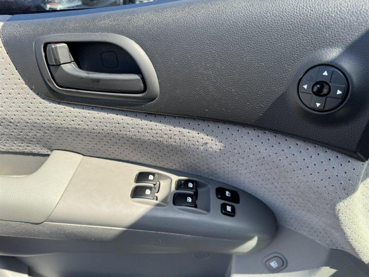 2008 Silver /Grey Hyundai Entourage (KNDMC233386) with an 3.8l V6 MPI Dohc 3.8l engine, Automatic transmission, located at 745 East Steele Rd., West Columbia, SC, 29170, (803) 755-9148, 33.927212, -81.148483 - Photo#15