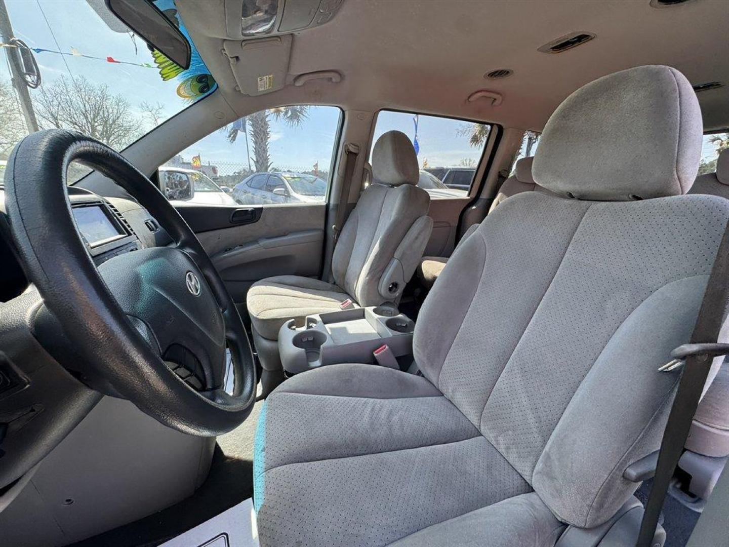 2008 Silver /Grey Hyundai Entourage (KNDMC233386) with an 3.8l V6 MPI Dohc 3.8l engine, Automatic transmission, located at 745 East Steele Rd., West Columbia, SC, 29170, (803) 755-9148, 33.927212, -81.148483 - Photo#16