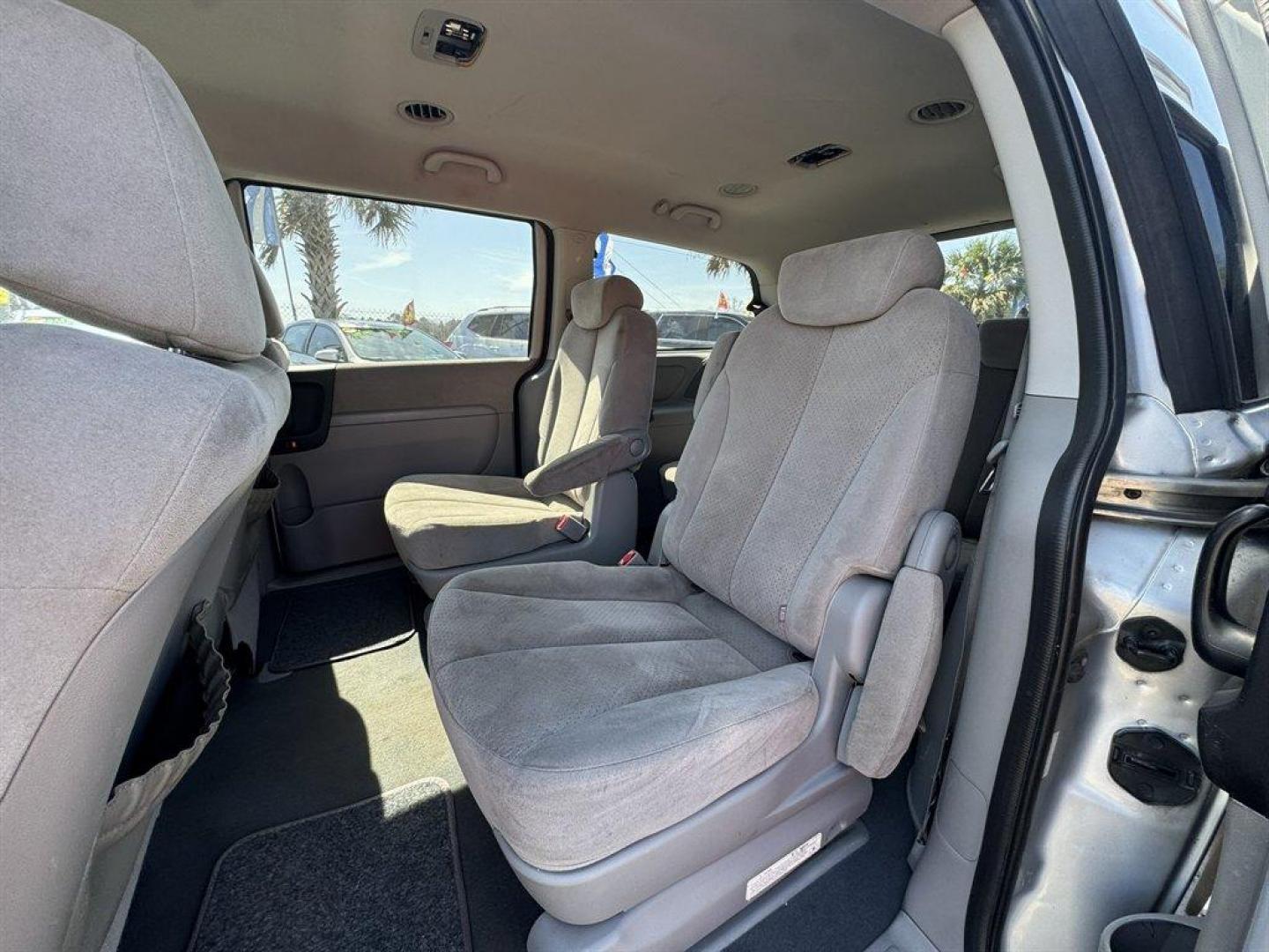 2008 Silver /Grey Hyundai Entourage (KNDMC233386) with an 3.8l V6 MPI Dohc 3.8l engine, Automatic transmission, located at 745 East Steele Rd., West Columbia, SC, 29170, (803) 755-9148, 33.927212, -81.148483 - Photo#17