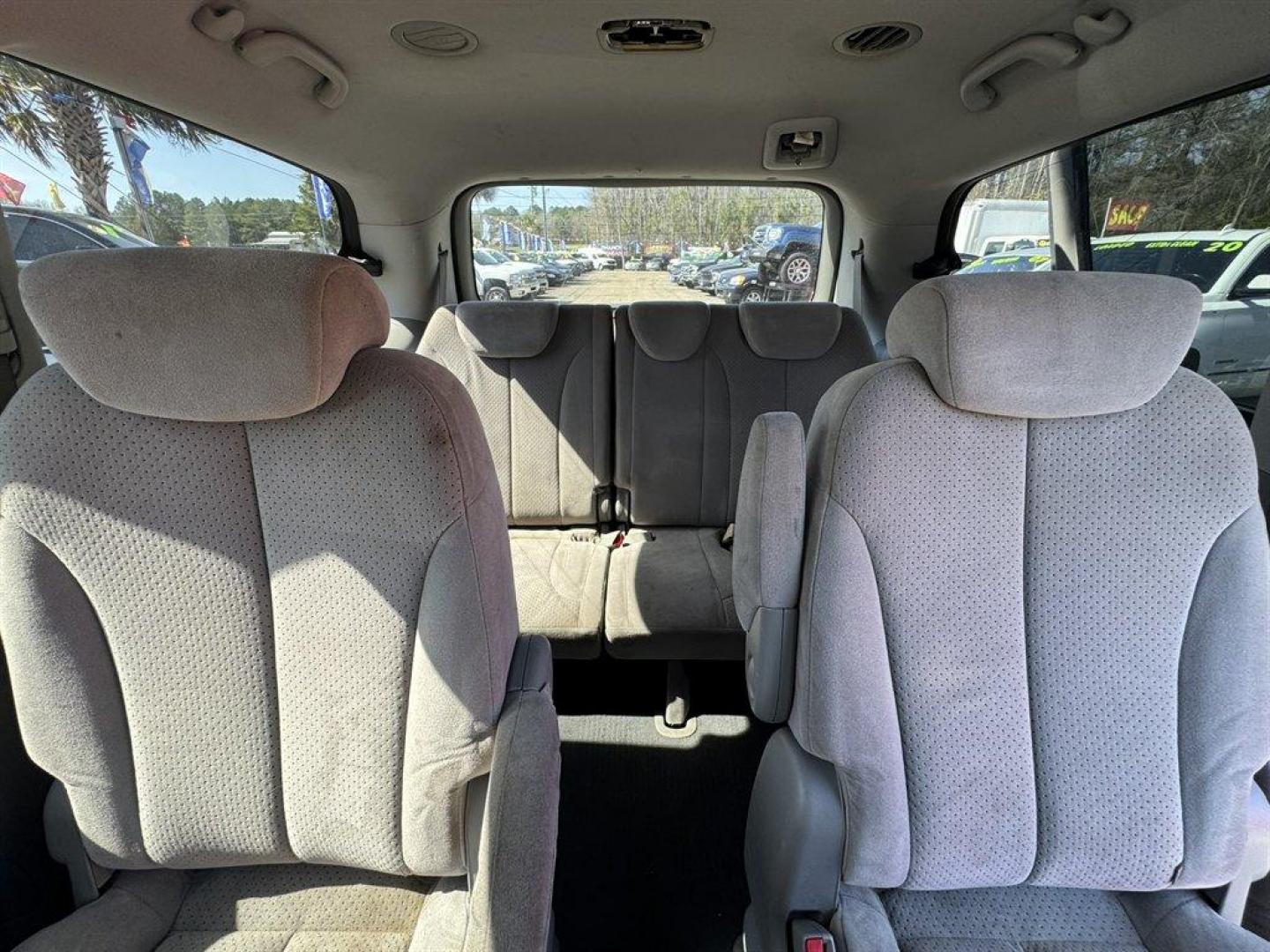 2008 Silver /Grey Hyundai Entourage (KNDMC233386) with an 3.8l V6 MPI Dohc 3.8l engine, Automatic transmission, located at 745 East Steele Rd., West Columbia, SC, 29170, (803) 755-9148, 33.927212, -81.148483 - Photo#18