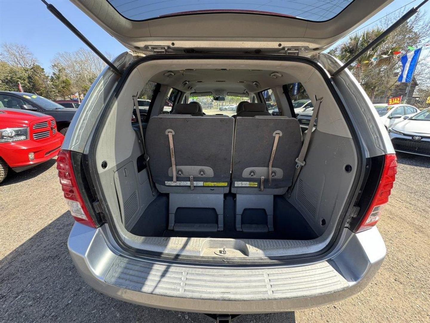 2008 Silver /Grey Hyundai Entourage (KNDMC233386) with an 3.8l V6 MPI Dohc 3.8l engine, Automatic transmission, located at 745 East Steele Rd., West Columbia, SC, 29170, (803) 755-9148, 33.927212, -81.148483 - Photo#21