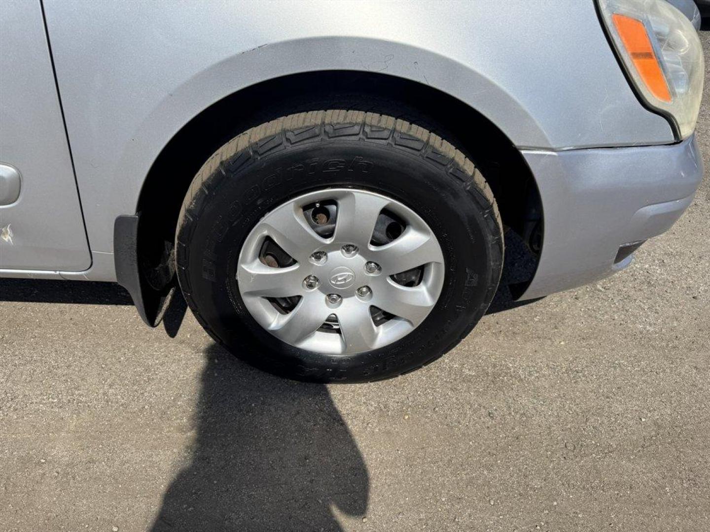 2008 Silver /Grey Hyundai Entourage (KNDMC233386) with an 3.8l V6 MPI Dohc 3.8l engine, Automatic transmission, located at 745 East Steele Rd., West Columbia, SC, 29170, (803) 755-9148, 33.927212, -81.148483 - Photo#22