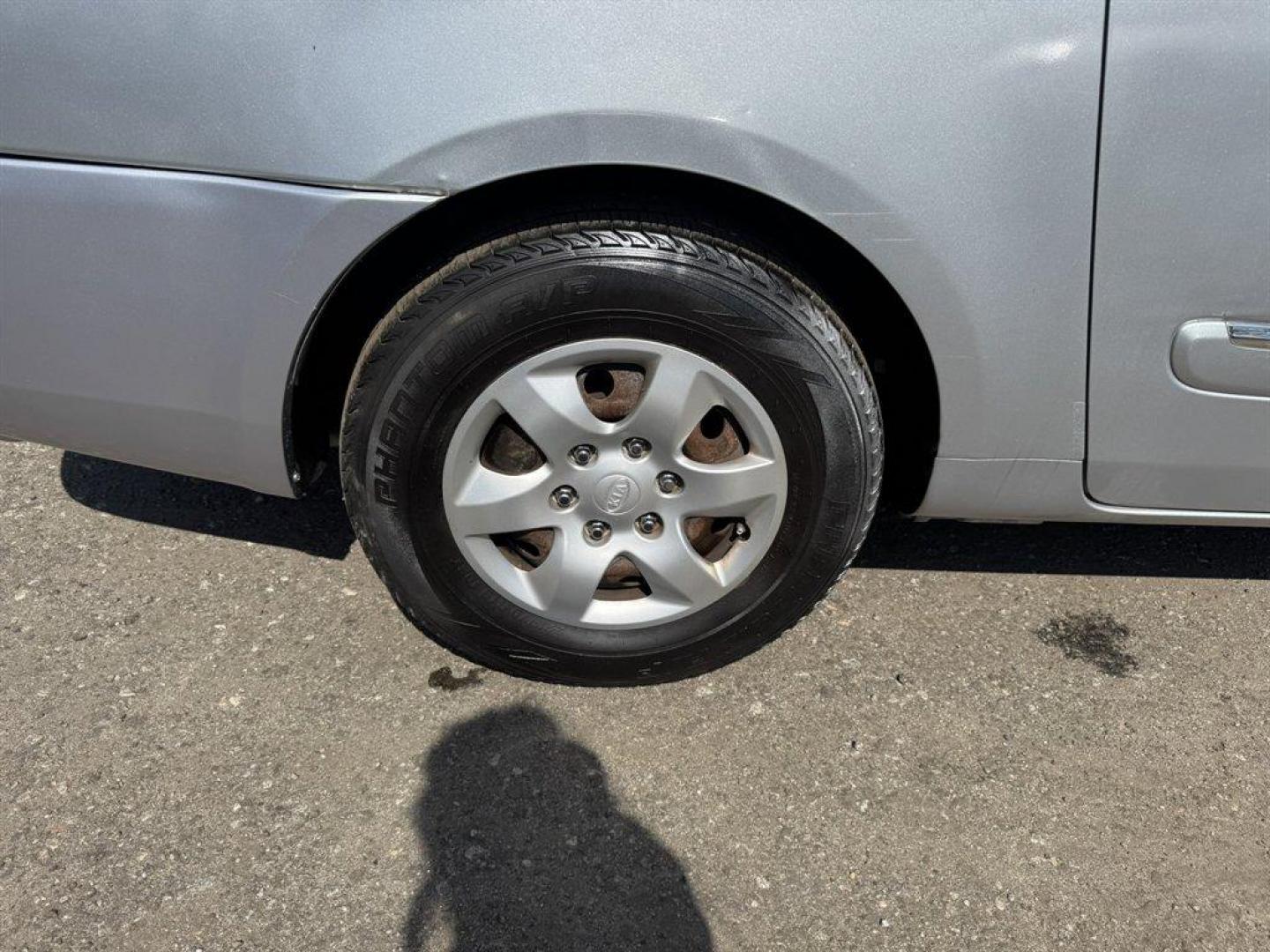 2008 Silver /Grey Hyundai Entourage (KNDMC233386) with an 3.8l V6 MPI Dohc 3.8l engine, Automatic transmission, located at 745 East Steele Rd., West Columbia, SC, 29170, (803) 755-9148, 33.927212, -81.148483 - Photo#23