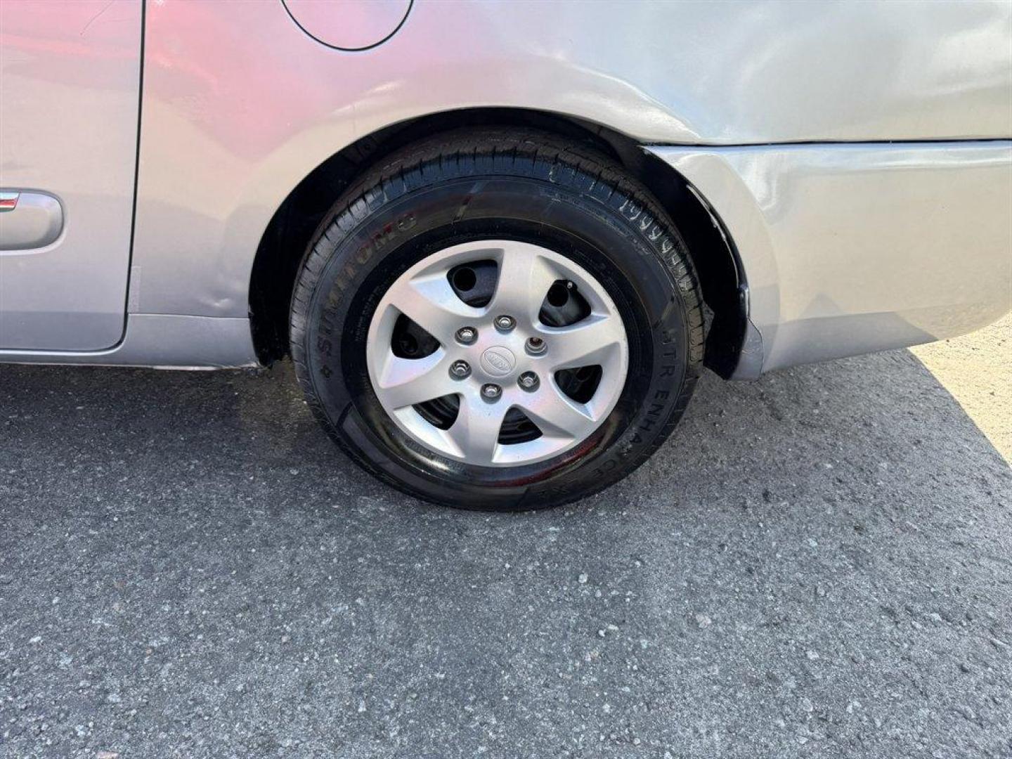 2008 Silver /Grey Hyundai Entourage (KNDMC233386) with an 3.8l V6 MPI Dohc 3.8l engine, Automatic transmission, located at 745 East Steele Rd., West Columbia, SC, 29170, (803) 755-9148, 33.927212, -81.148483 - Photo#24