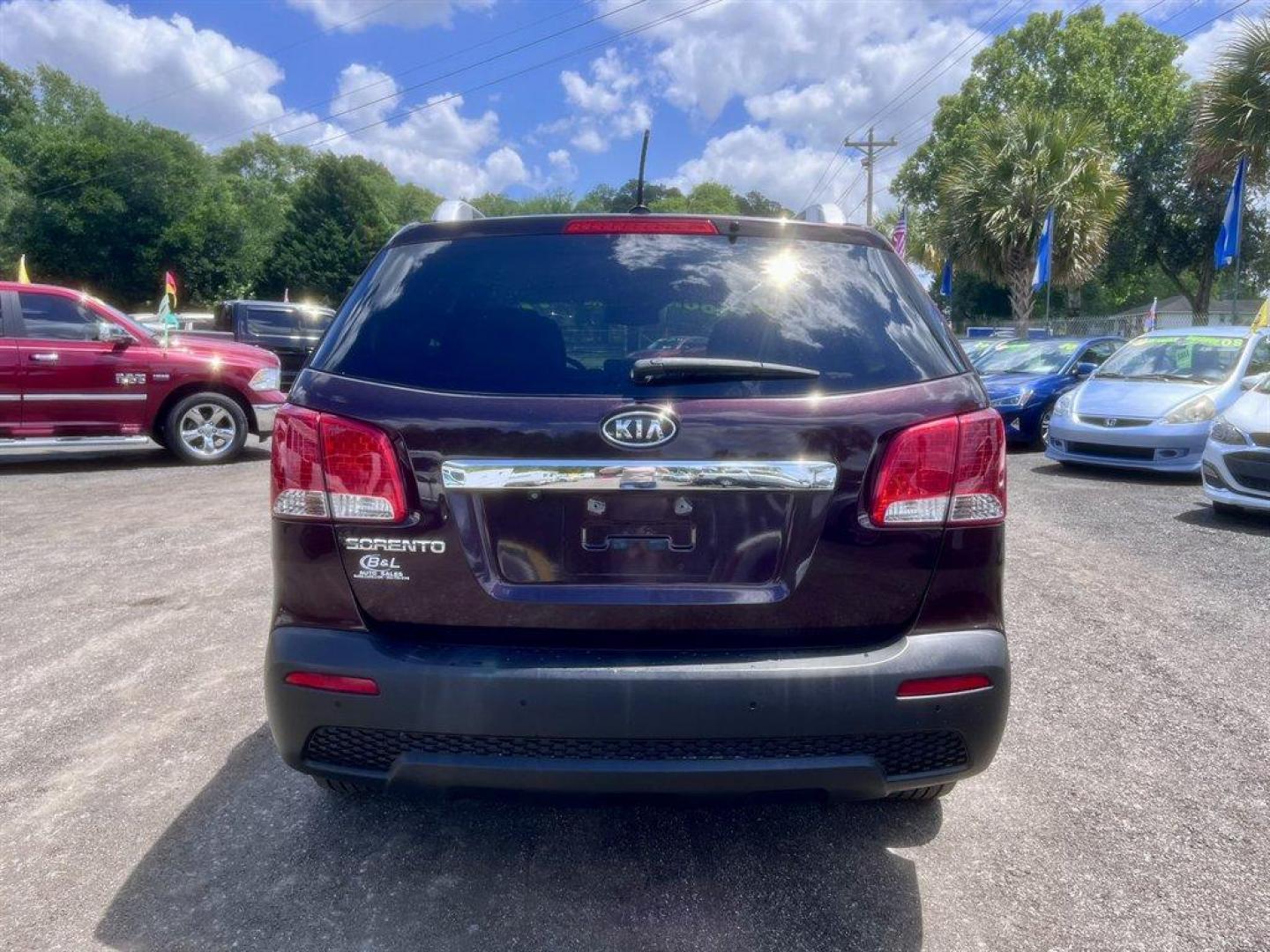 2011 Burgundy /Grey Kia Sorento (5XYKTCA10BG) with an 2.4l I-4 MPI Dohc Cvvt 2. engine, Automatic transmission, located at 745 East Steele Rd., West Columbia, SC, 29170, (803) 755-9148, 33.927212, -81.148483 - Special Internet Price! 2011 Kia Sorento - Photo#4