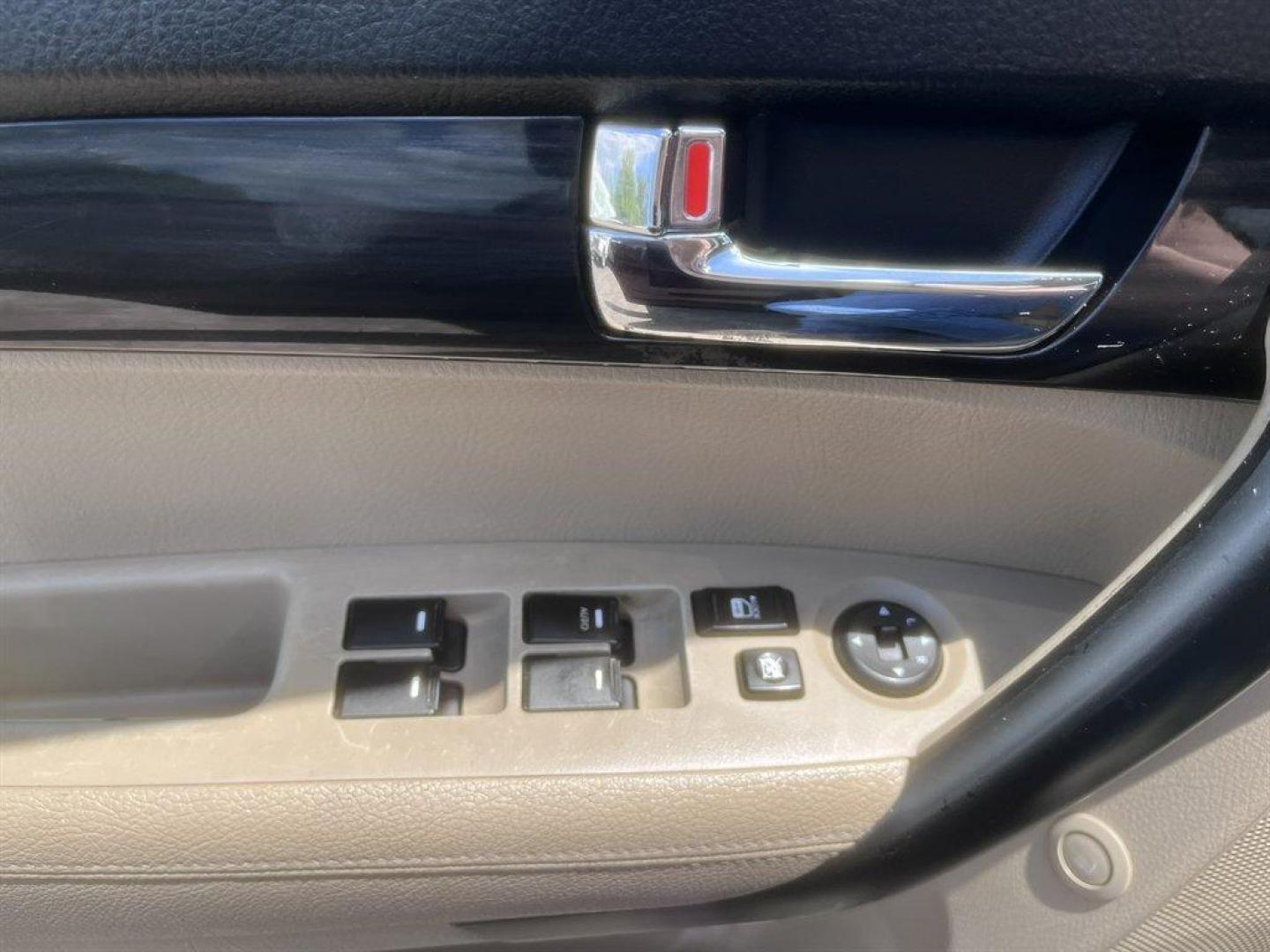 2011 Burgundy /Grey Kia Sorento (5XYKTCA10BG) with an 2.4l I-4 MPI Dohc Cvvt 2. engine, Automatic transmission, located at 745 East Steele Rd., West Columbia, SC, 29170, (803) 755-9148, 33.927212, -81.148483 - Special Internet Price! 2011 Kia Sorento - Photo#18